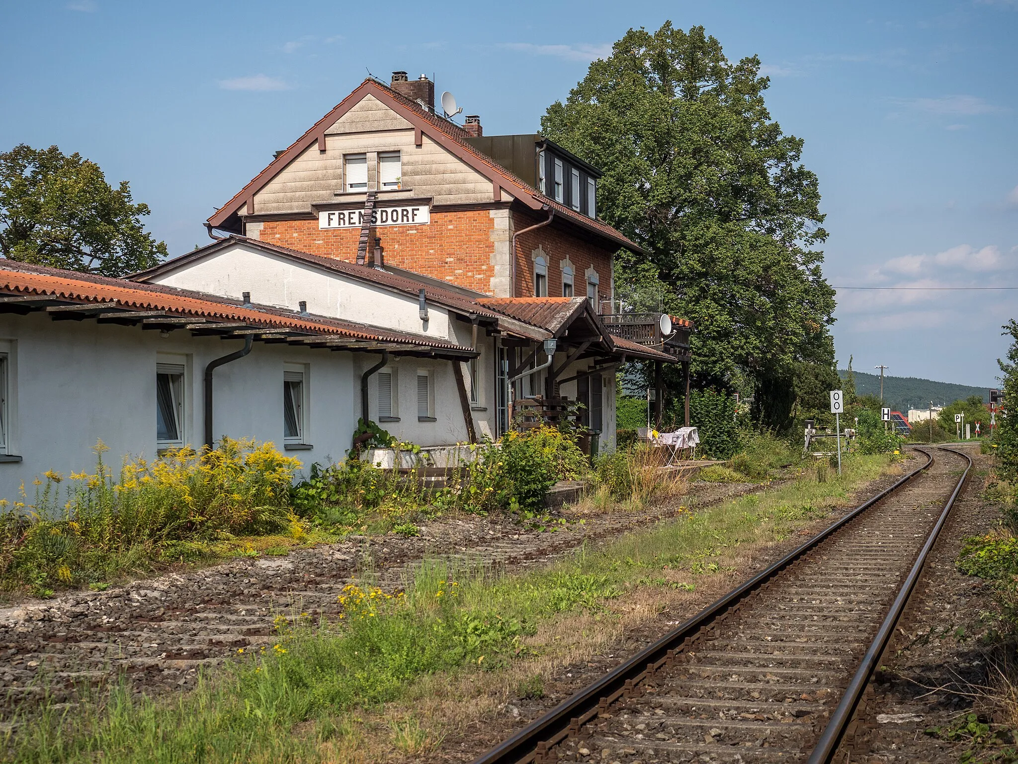 Photo showing: Former station building in Frensdorf