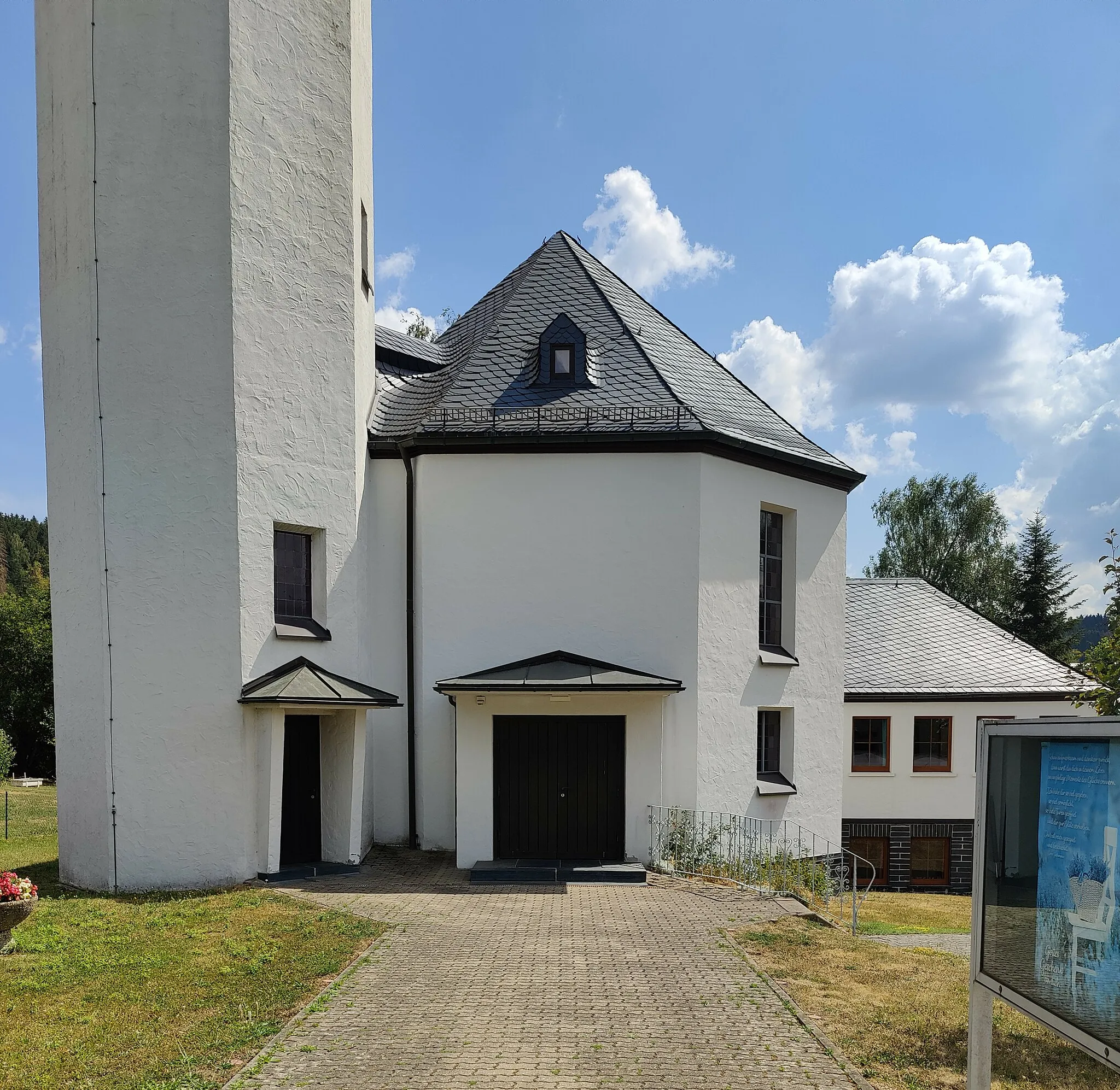 Photo showing: Evangelisch-lutherische St.-Lukas-Kirche Langenbach, Gemeinde Geroldsgrün, Landkreis Hof, Oberfranken, Bayern, Deutschland