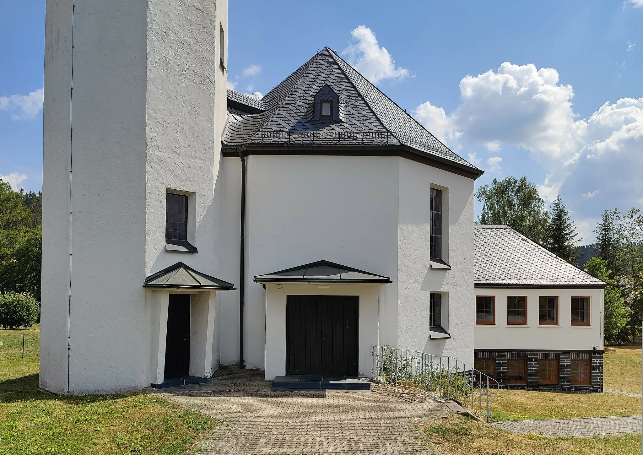 Photo showing: Evangelisch-lutherische St.-Lukas-Kirche Langenbach, Gemeinde Geroldsgrün, Landkreis Hof, Oberfranken, Bayern, Deutschland