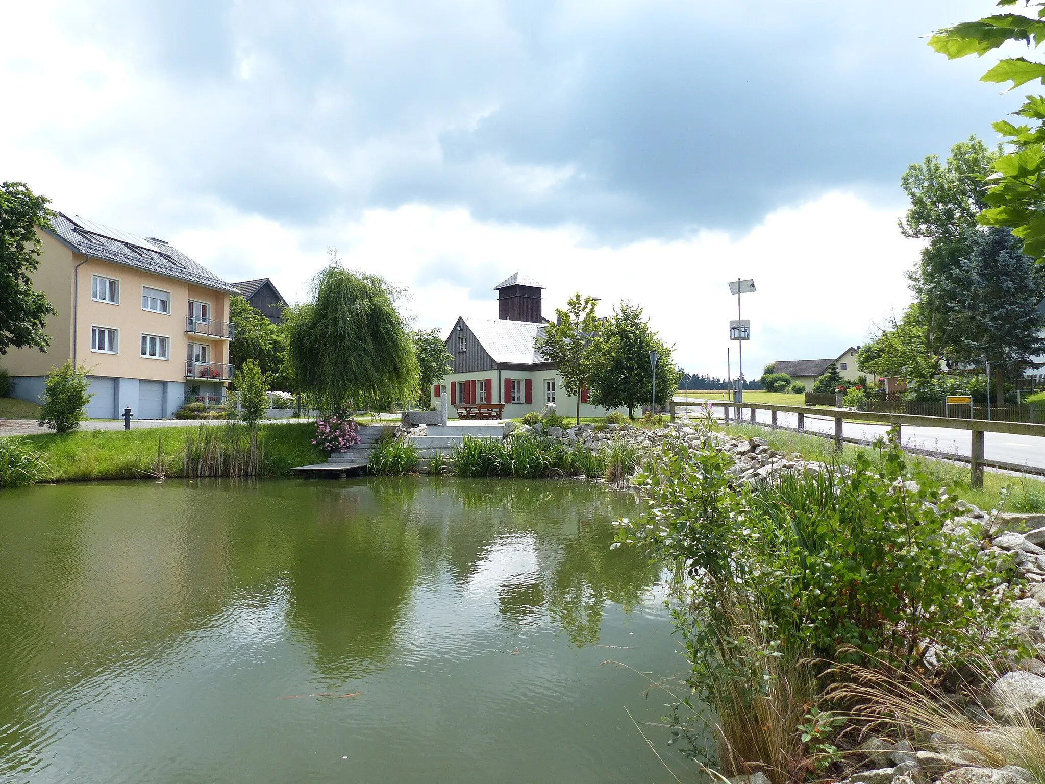 Photo showing: Ortsmitte mit Dorfweiher