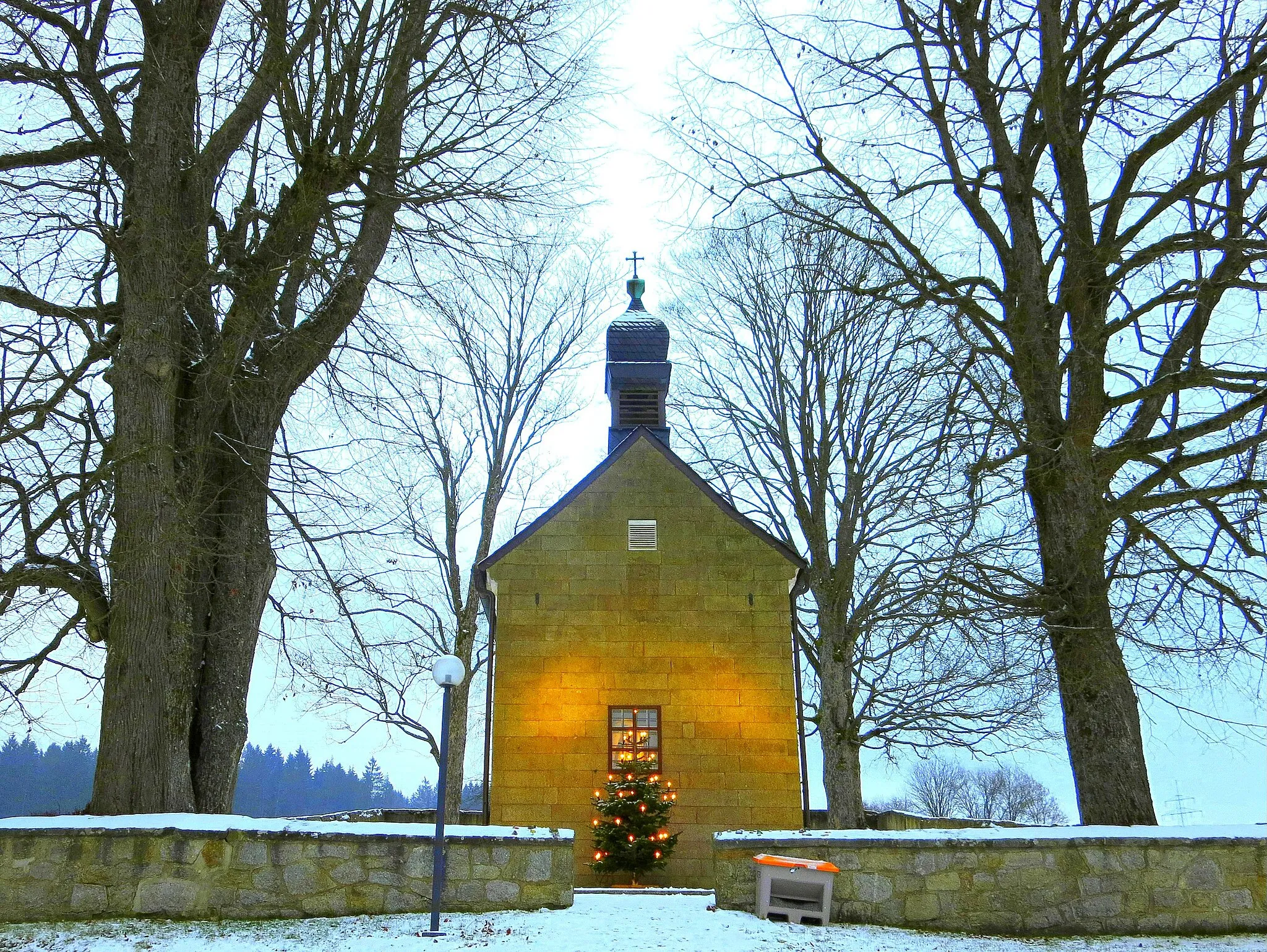 Photo showing: Die Loreto-Kapelle in Unterlind  wird  im Volksmund auch Hammerkirchl genannt. Die barocke Wallfahrtsstätte wurde im Jahre 1686 vom dortigen Hammerherrn, dem Freiherrn von Altmannshausen, errichtet. Im Laufe der Jahrhunderte, heute vor allem am Feiertag Mariä Himmelfahrt (15. August), ist es zu einem Treffpunkt vieler Gläubiger aus dem gesamten Fichtelgebirgsraum geworden. In vielen Häusern finden Familienfeste statt. Weggezogene Mehlmeiseler kehren an diesem Tag für einige festliche Stunden zurück in die alte Heimat. Auch die Loreto-Kapelle in Unterlind ist wie alle anderen eine dem Patrozinium „Unserer Lieben Frau von Loreto“ geweihte Kirche. Die Kapelle, gleichbedeutend mit einer Santa Casa in den böhmischen Gnadenorten, ist eine getreue Nachbildung des Heiligen Hauses in Loreto. Die fensterlosen Seitenwände, das Tonnengewölbe mit einem Sternenhimmel, die imitierte Backsteinmauerwerk und der von der Wand abgerückte Altar belegen dies.