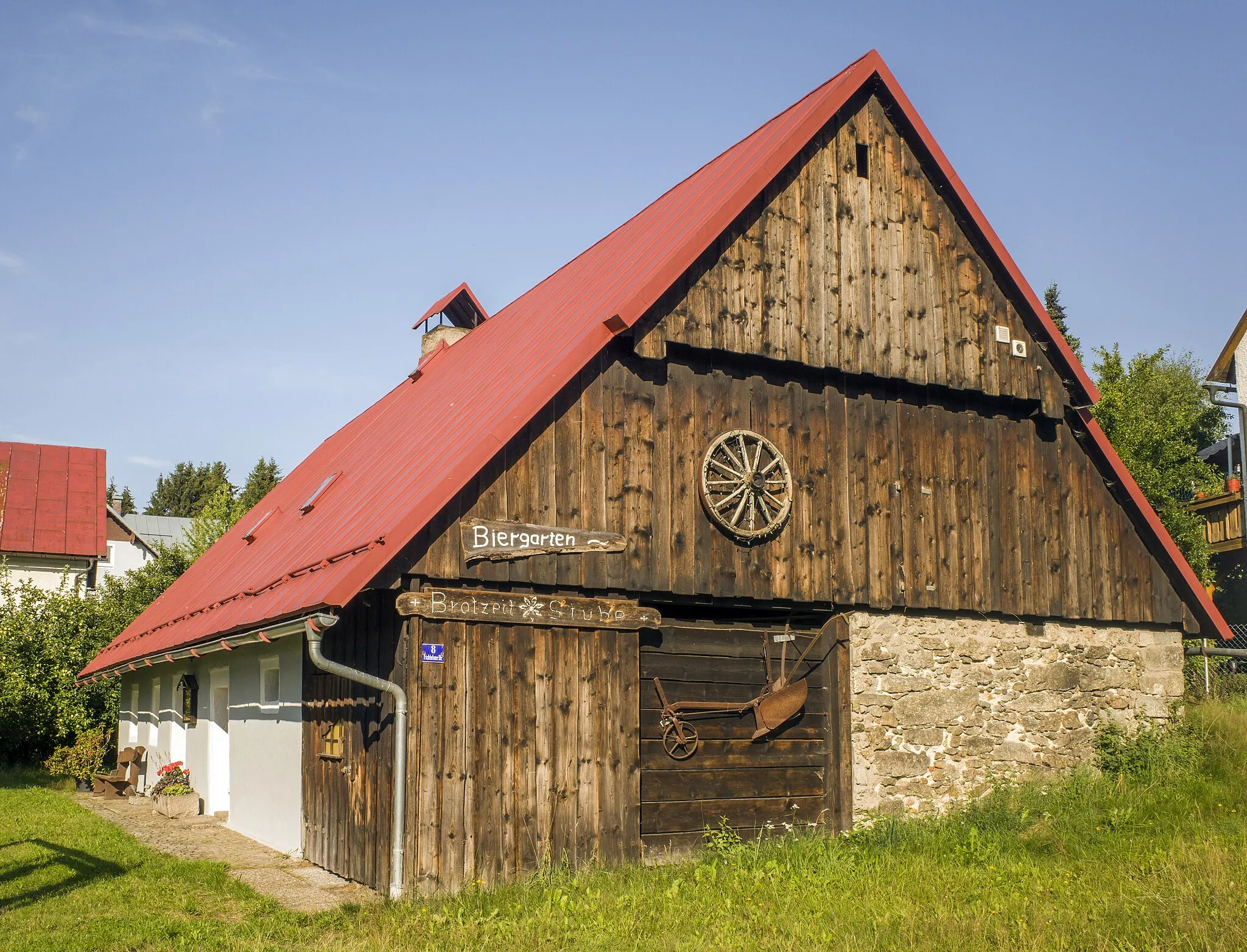 Photo showing: Ehemaliges Kleinbauernhaus, eingeschossiger Satteldachbau, Giebel teilweise verschalt, um 1790