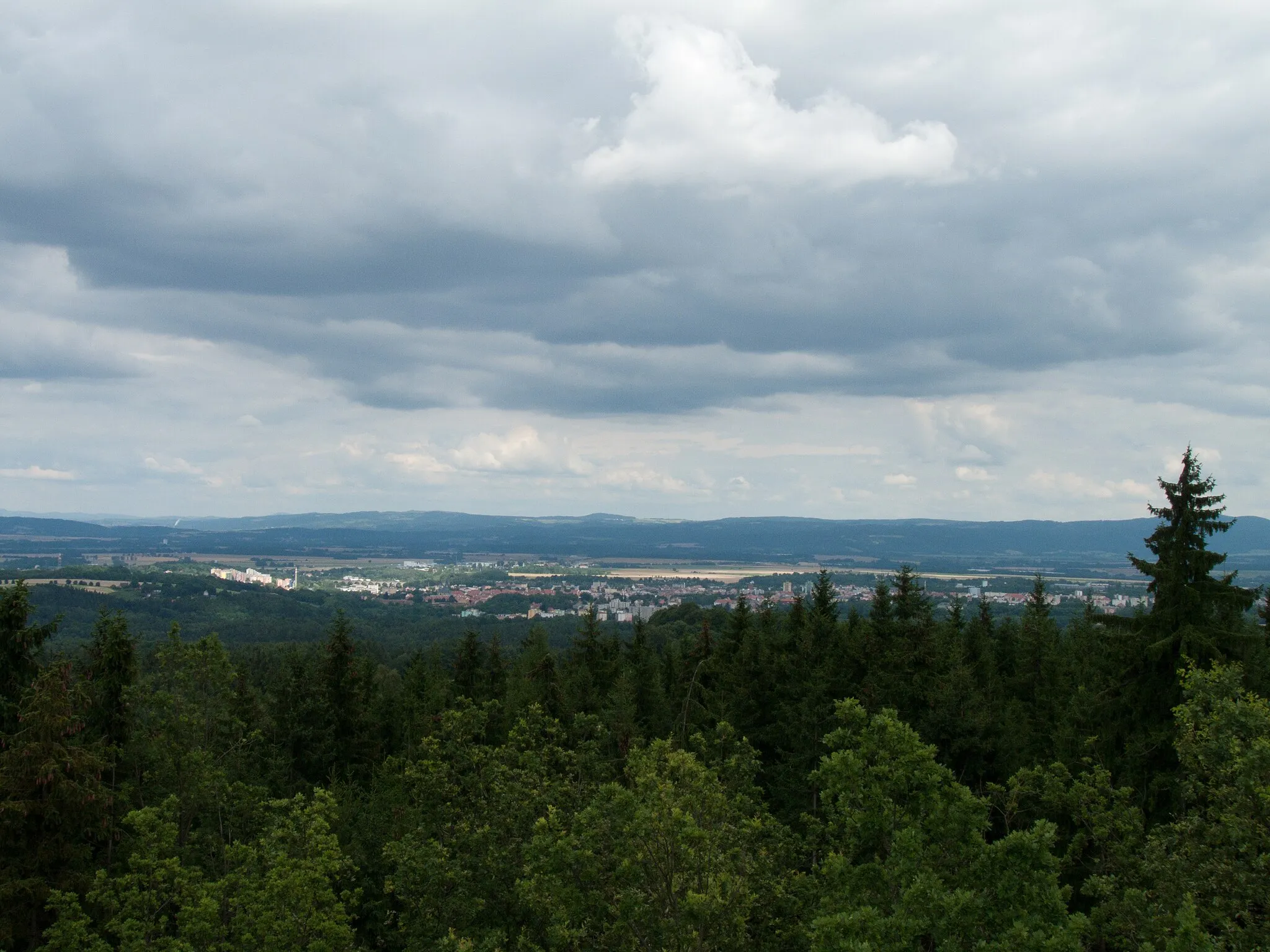 Photo showing: View of the town of Cheb from the observation tower Bismarckova rozhledna, Cheb District, Czech Republic