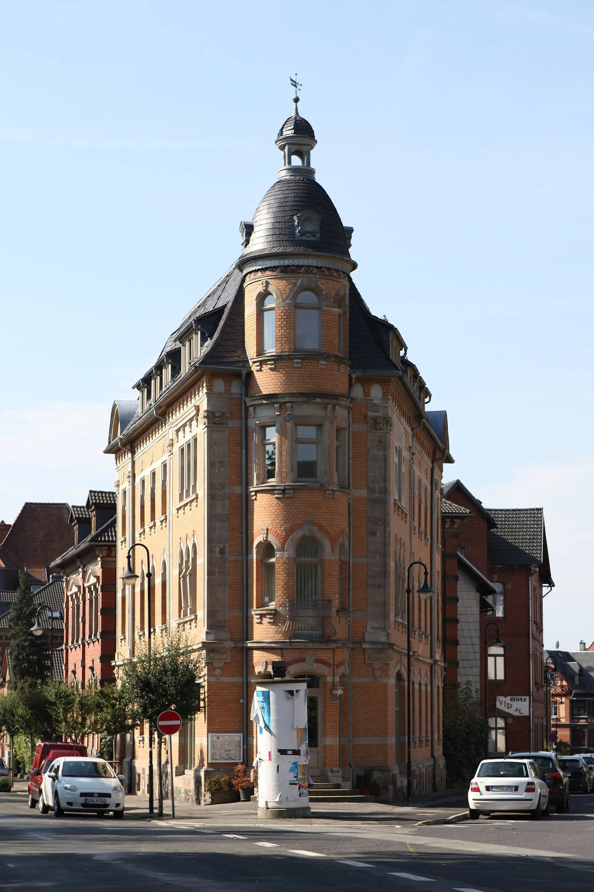 Photo showing: Massivbau mit Walmdach und turmartigem Anbau (im Volksmund wg. Grundriss Bügeleisen), 1901, von Bernhard Brückner, Sonneberg, Gustav-König-Straße 2