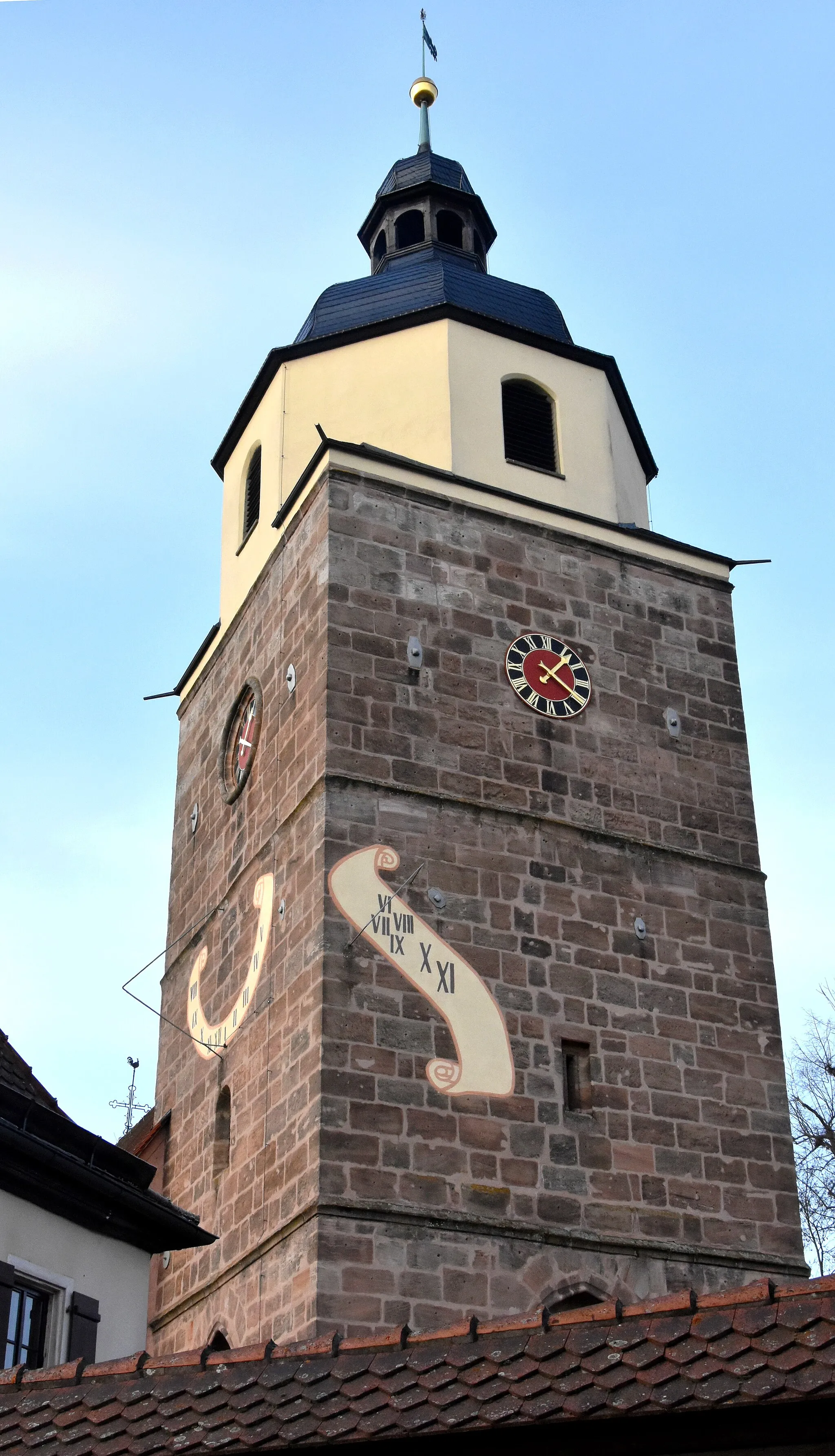 Photo showing: Kirchturm mit Süd- und Ost-Sonnenuhr