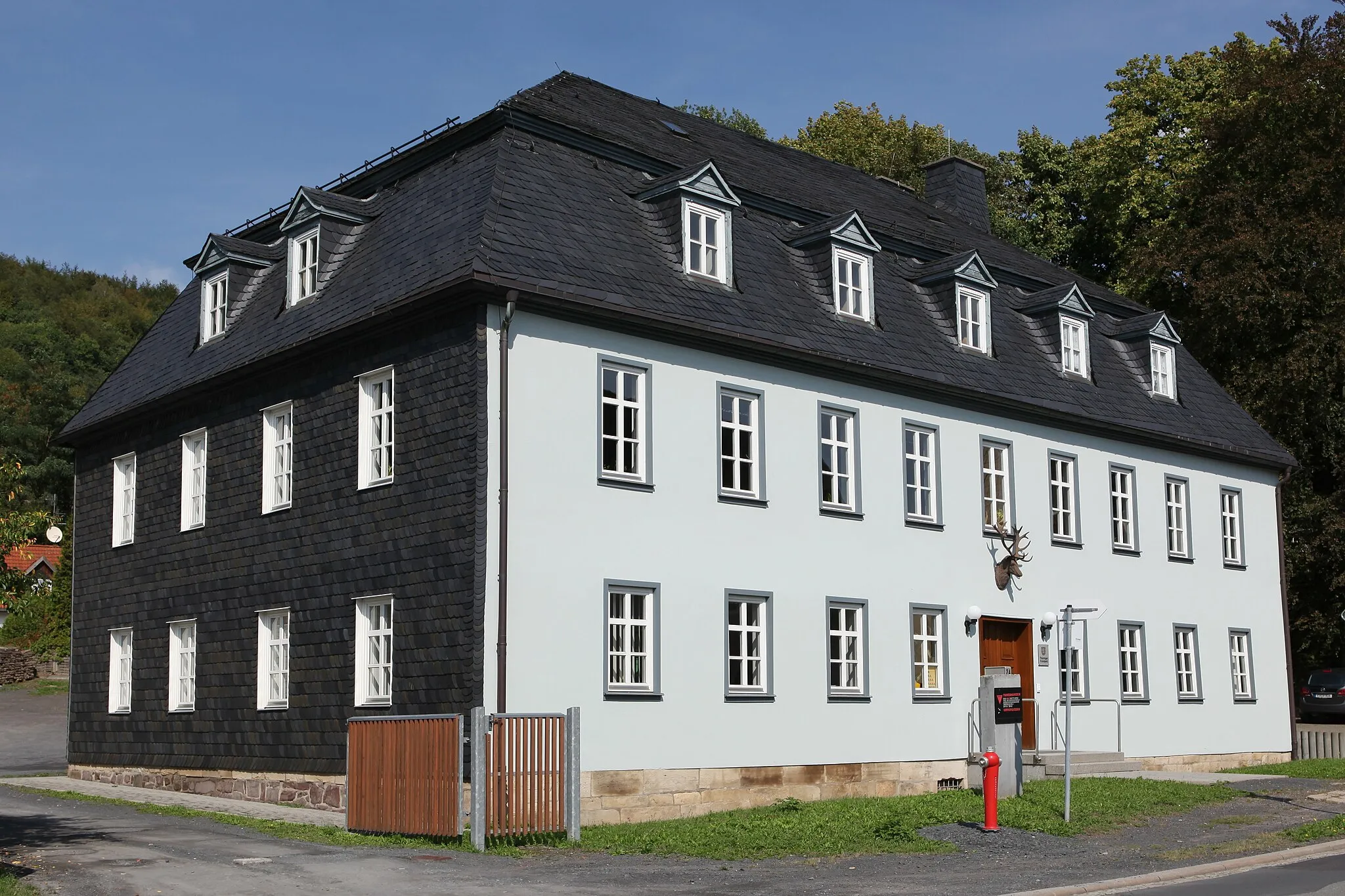 Photo showing: Forstamt, verputzter/verschieferter Fachwerkbau mit Mansardwalmdach, 18.-20. Jh., Sonneberg, Bettelhecker Straße 24