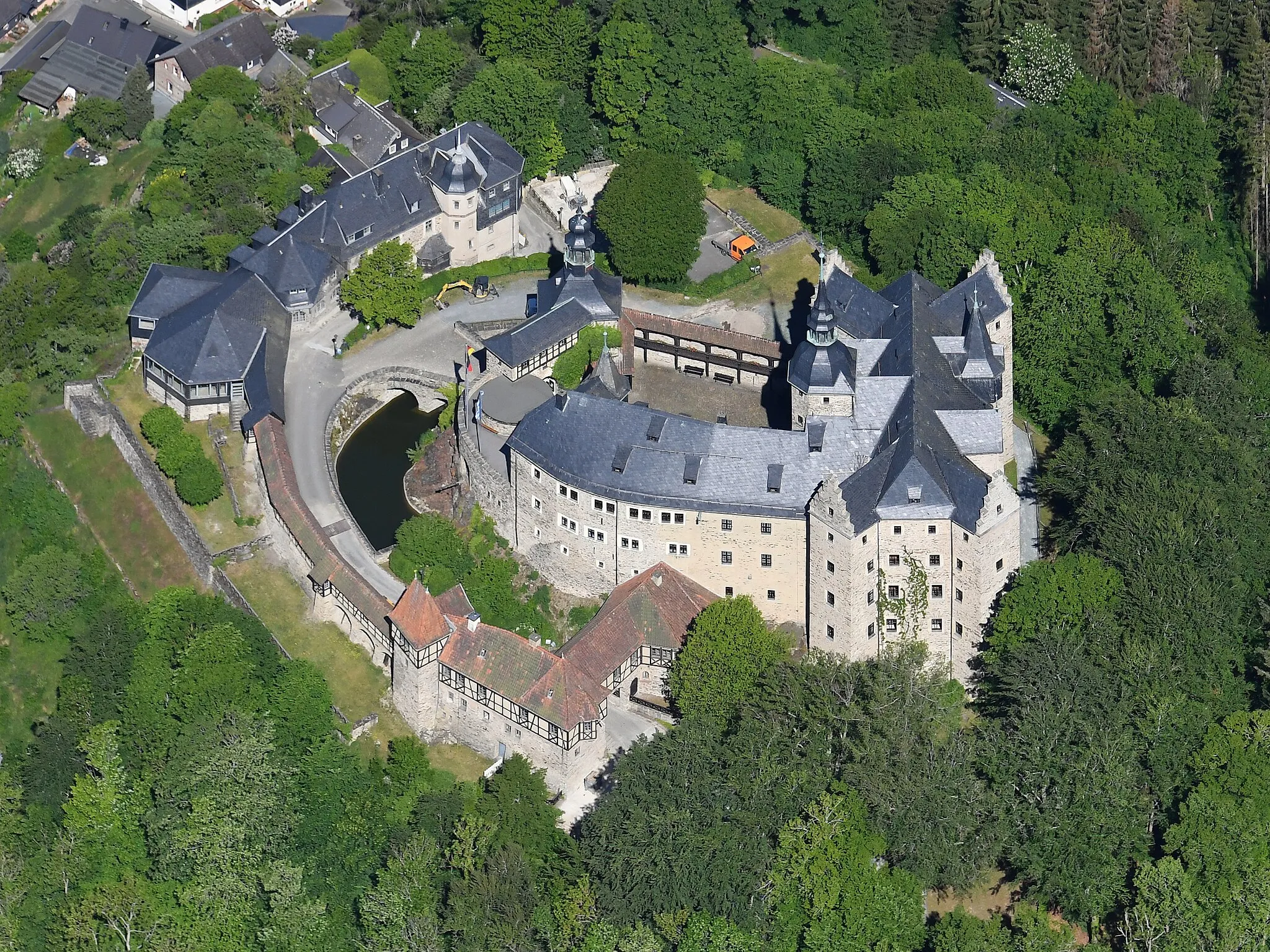 Photo showing: Aerial image of Burg Lauenstein (view from the southeast)