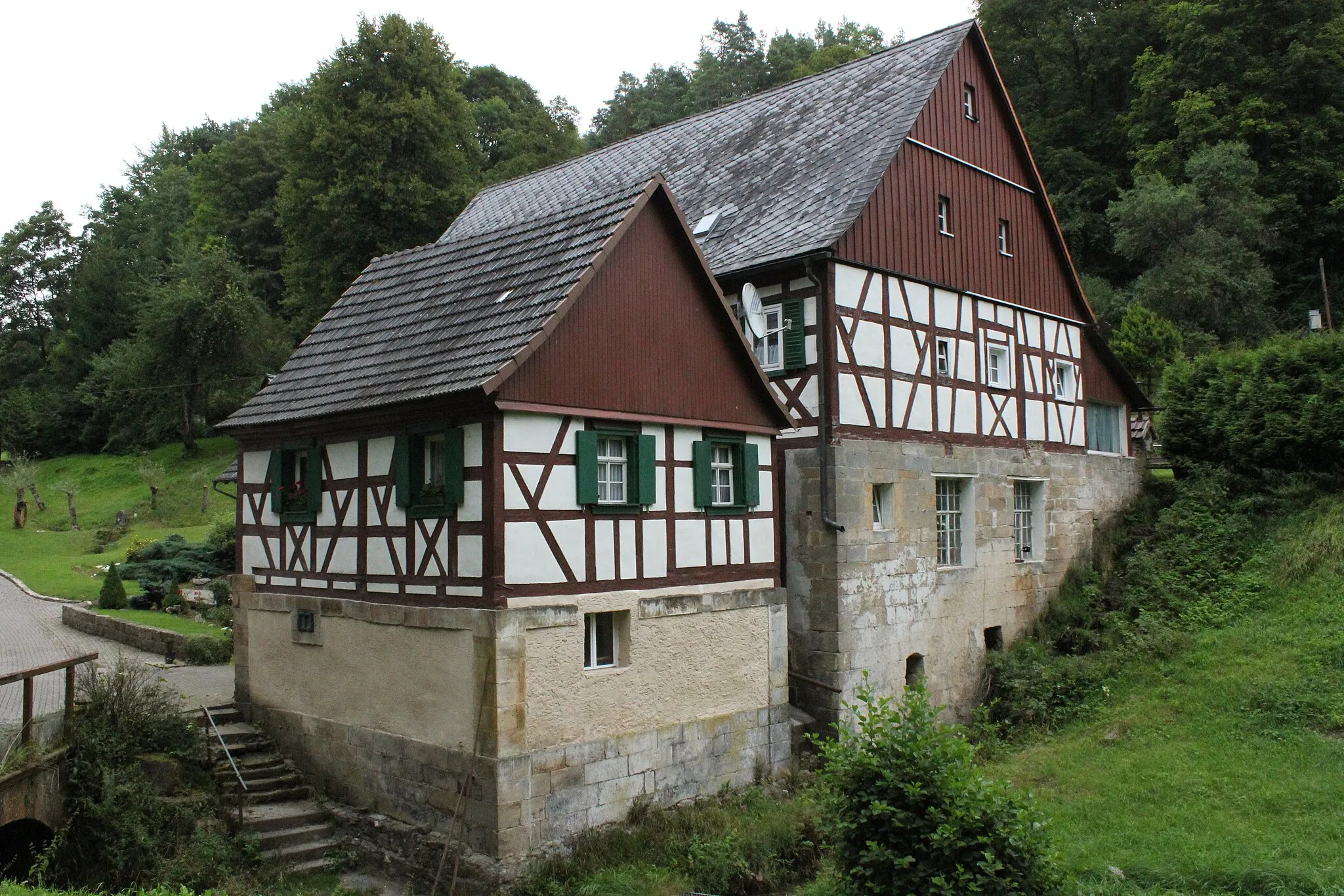 Photo showing: Blick auf die Rückseite der Krassacher Mühle sowie ein Nebengebäude. An beiden befanden sich ehemals Wasserräder