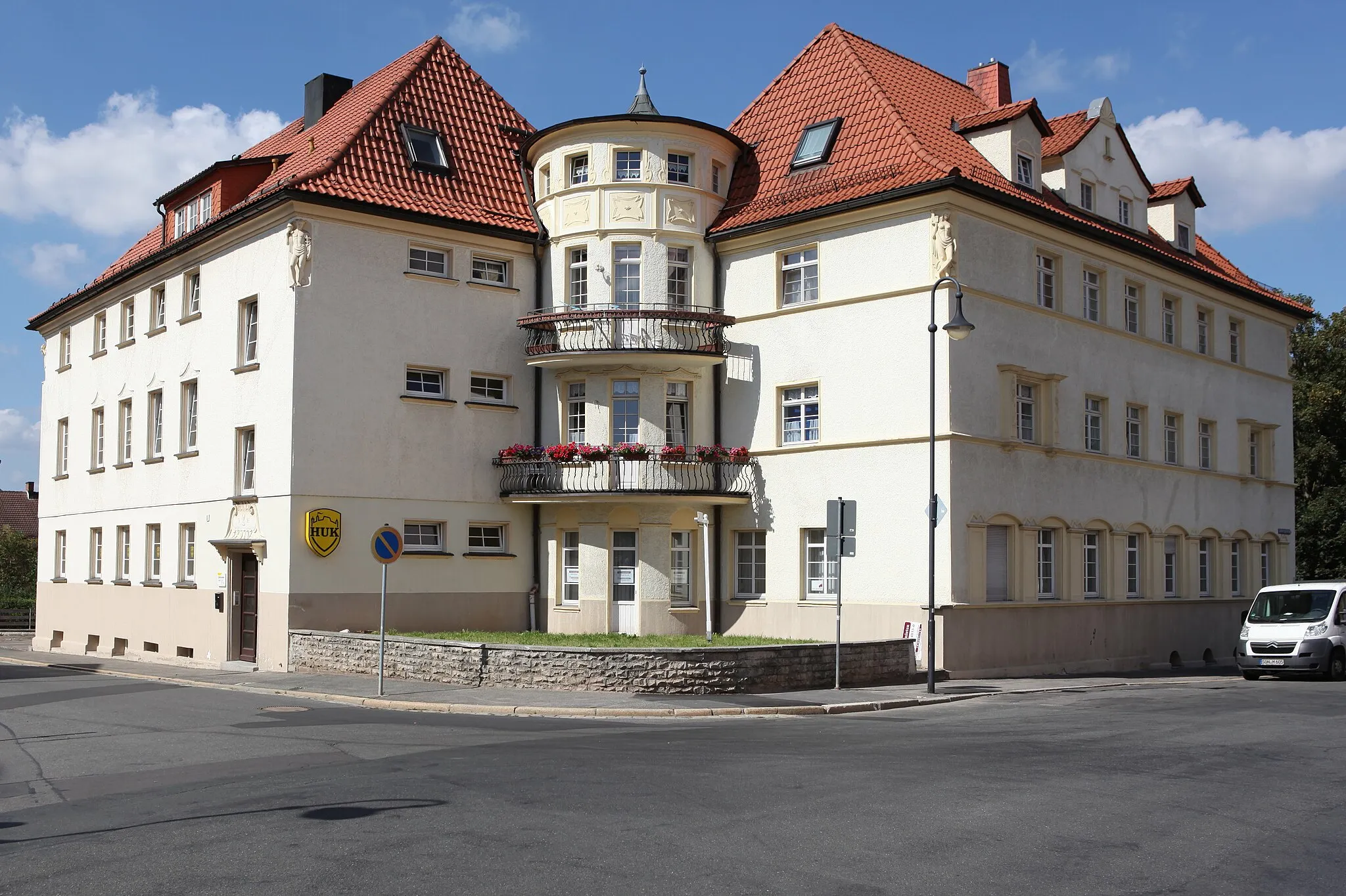 Photo showing: Wohn- und Geschäftshäuser, Massivbauten mit Walmdächern und turmartigem Verbindungsbau, 1924, von Franz Boxberger und Ernst Herbart, Sonneberg, Gustav-König-Straße 40/Am Alten Bahnhof 5