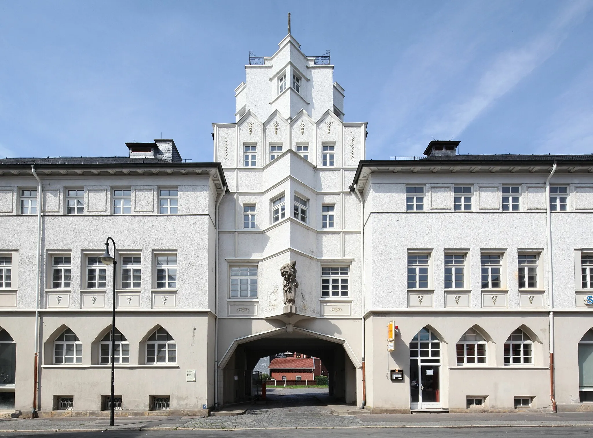 Photo showing: Ehem. Geschäftshaus S.S. Kresge & Co., 1921 von Franz Boxberger und Ernst Herbart, Erweiterung 1927/28 von Walter Buchholz, Sonneberg, Gustav-König-Straße 10 Torturm mit Stilformen des Expressionismus, Bauplastik stellt den Weihnachtsmann dar