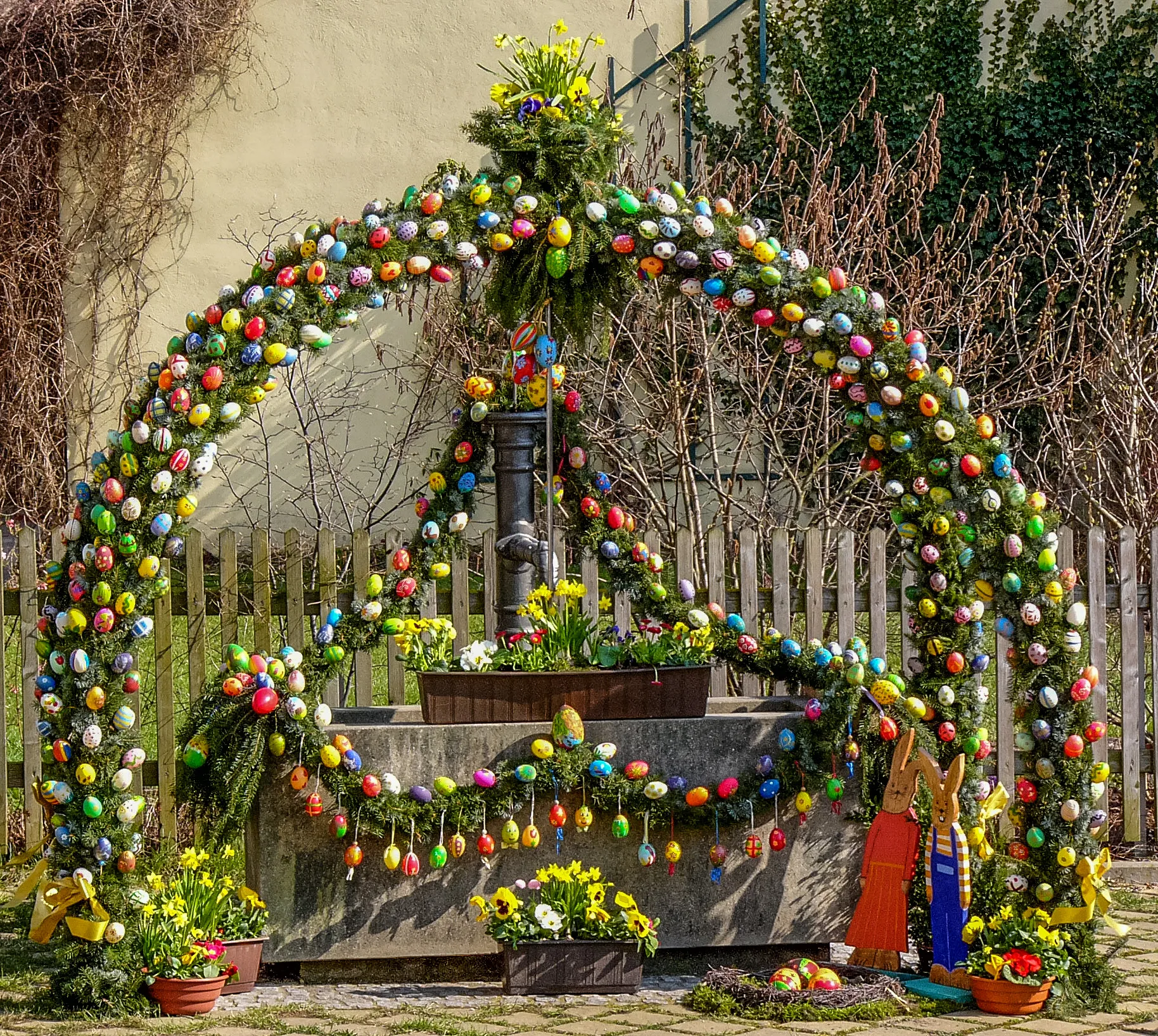 Photo showing: Easter fountain in Vorra 2006