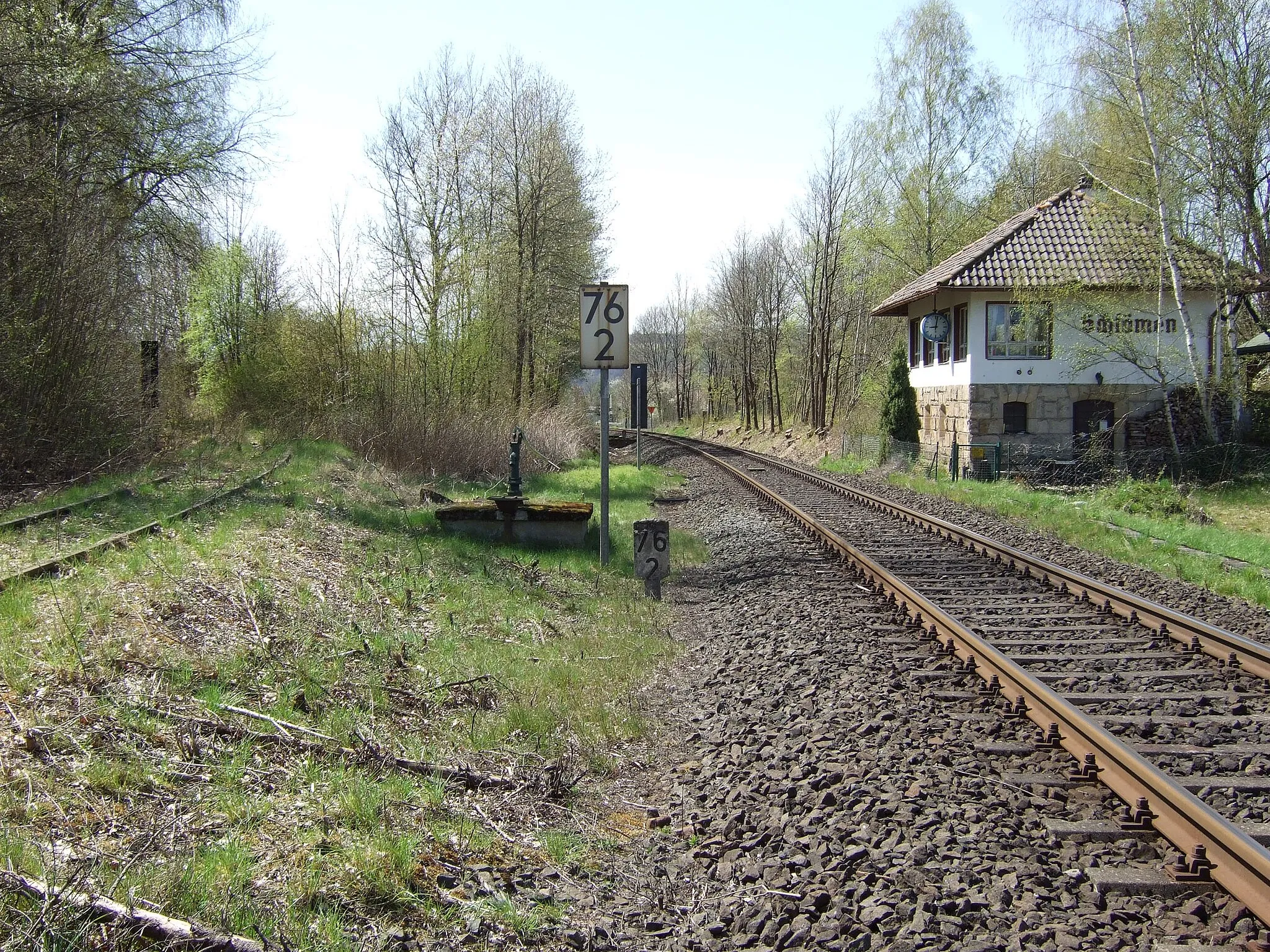 Photo showing: Stellwerk Schlömen, links die Zweigbahn nach Bischofsgrün