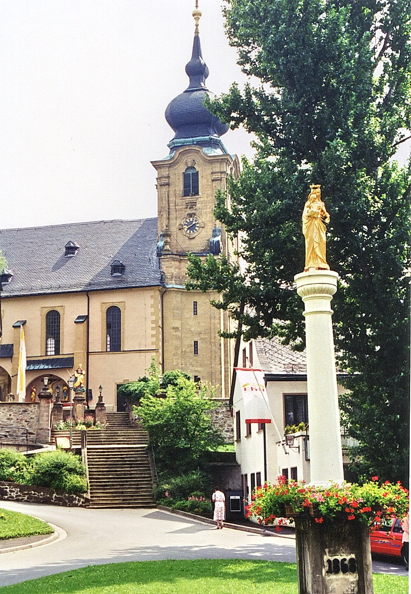 Photo showing: Basilika Marienweiher, Klosterkirche Mariä Heimsuchung und Mariensäule
