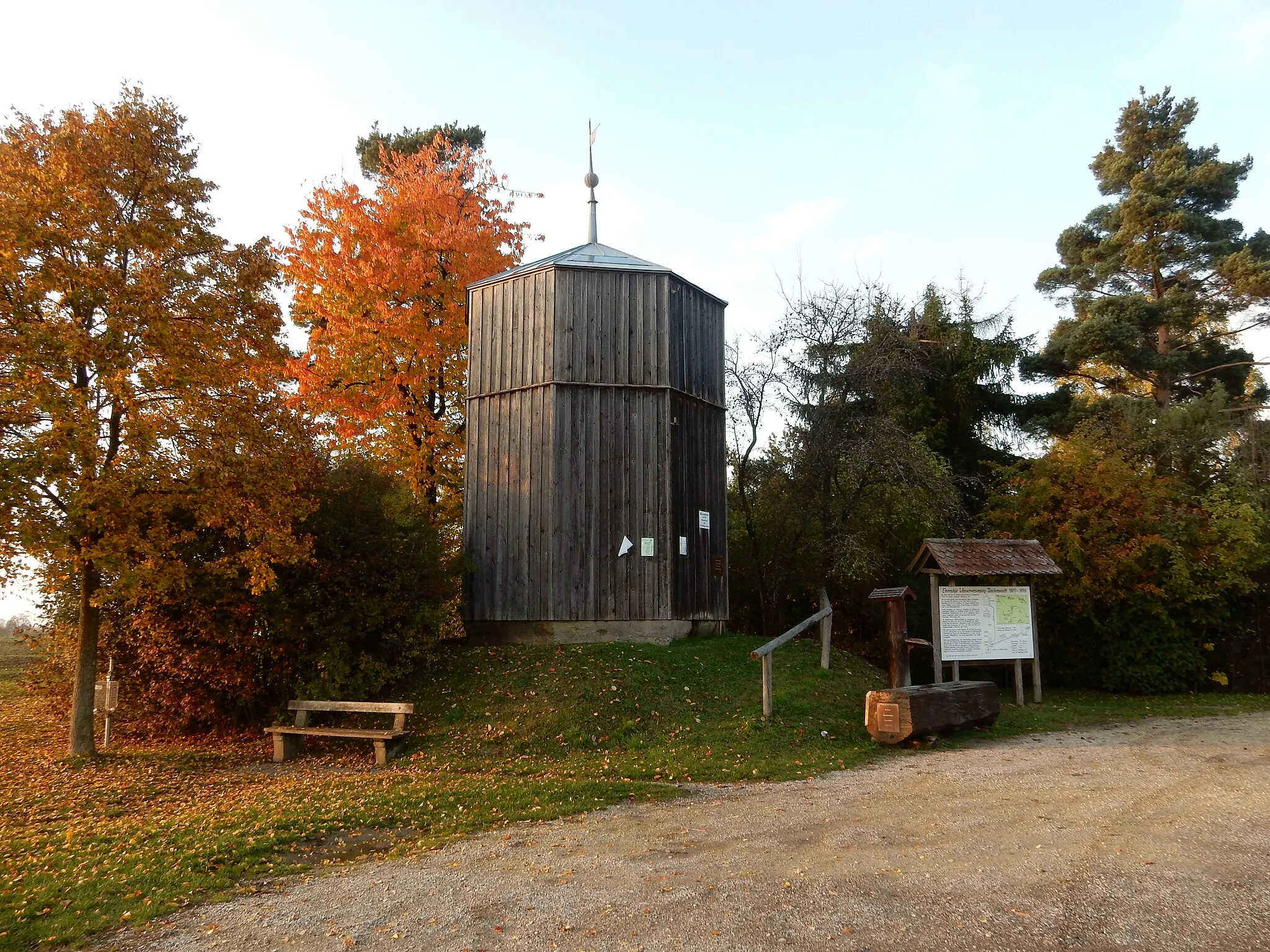 Photo showing: Gwendter Wasserturm Wasserbehälter in achteckiger Brettverschalung, Zeltdach mit Wetterfahne, bezeichnet 1907 D-5-74-138-302