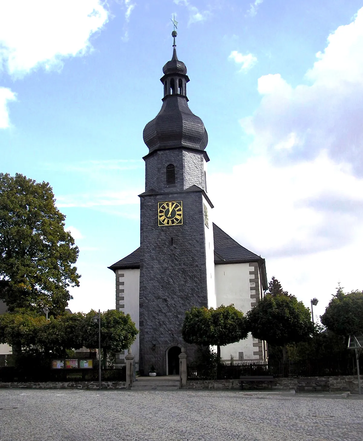 Photo showing: Description: Evangelisch-lutherische Pfarrkirche in Konradsreuth, Landkreis Hof, Oberfranken

Source:Fotografiert am 3. Oktober 2004
Author: Schubbay