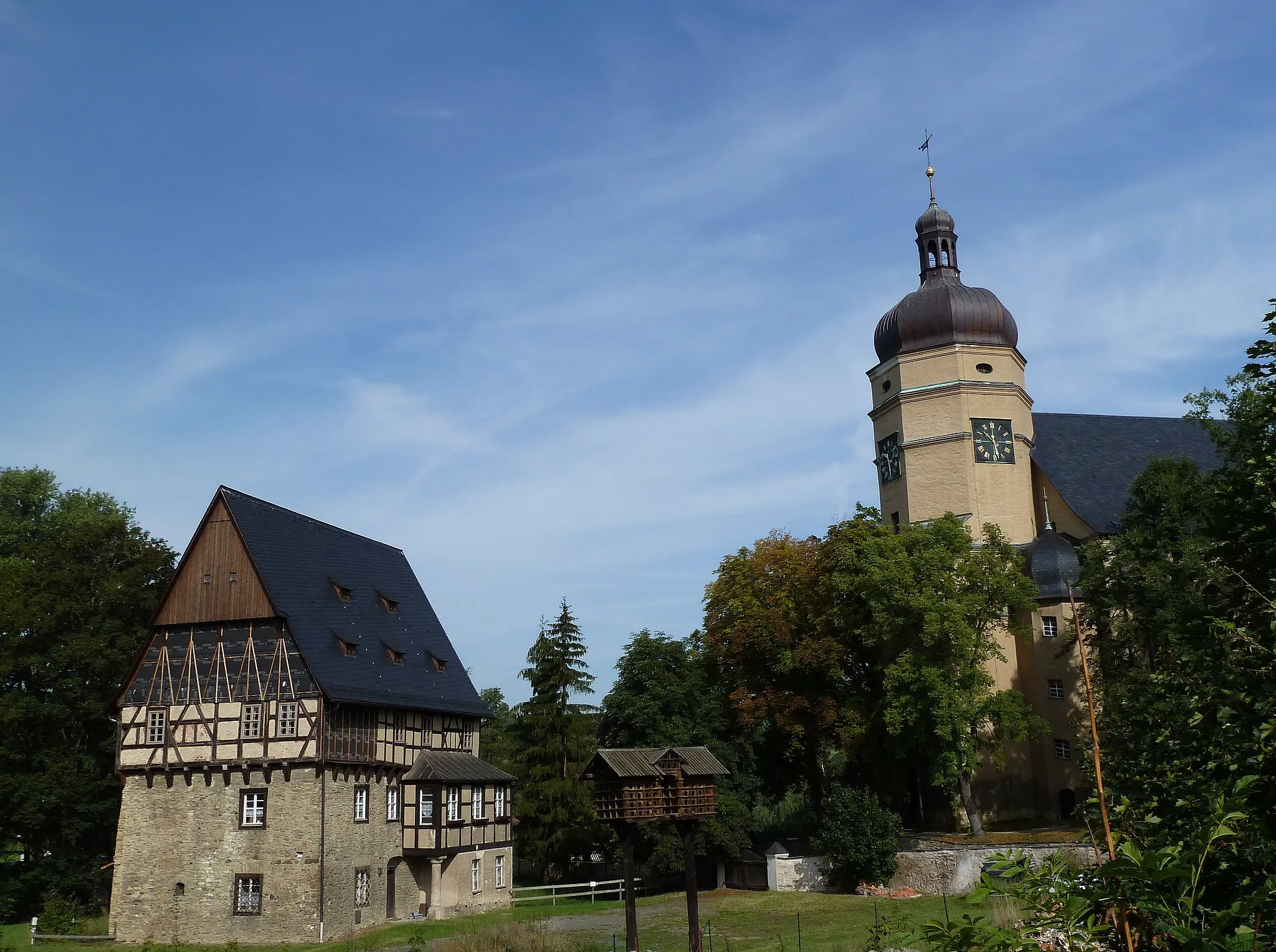 Photo showing: Das ehemalige Herrenhaus des Rittergutes mit dem Taubenhaus. Dahinter, etwas höherliegend, die Salvatorkirche.