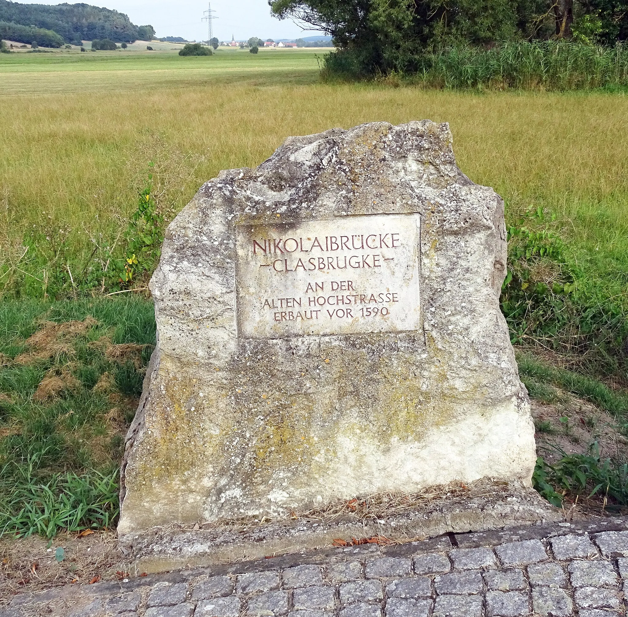 Photo showing: Stone with information plaque at the Nikolai bridge near Grasmannsdorf, Markt Burgebrach