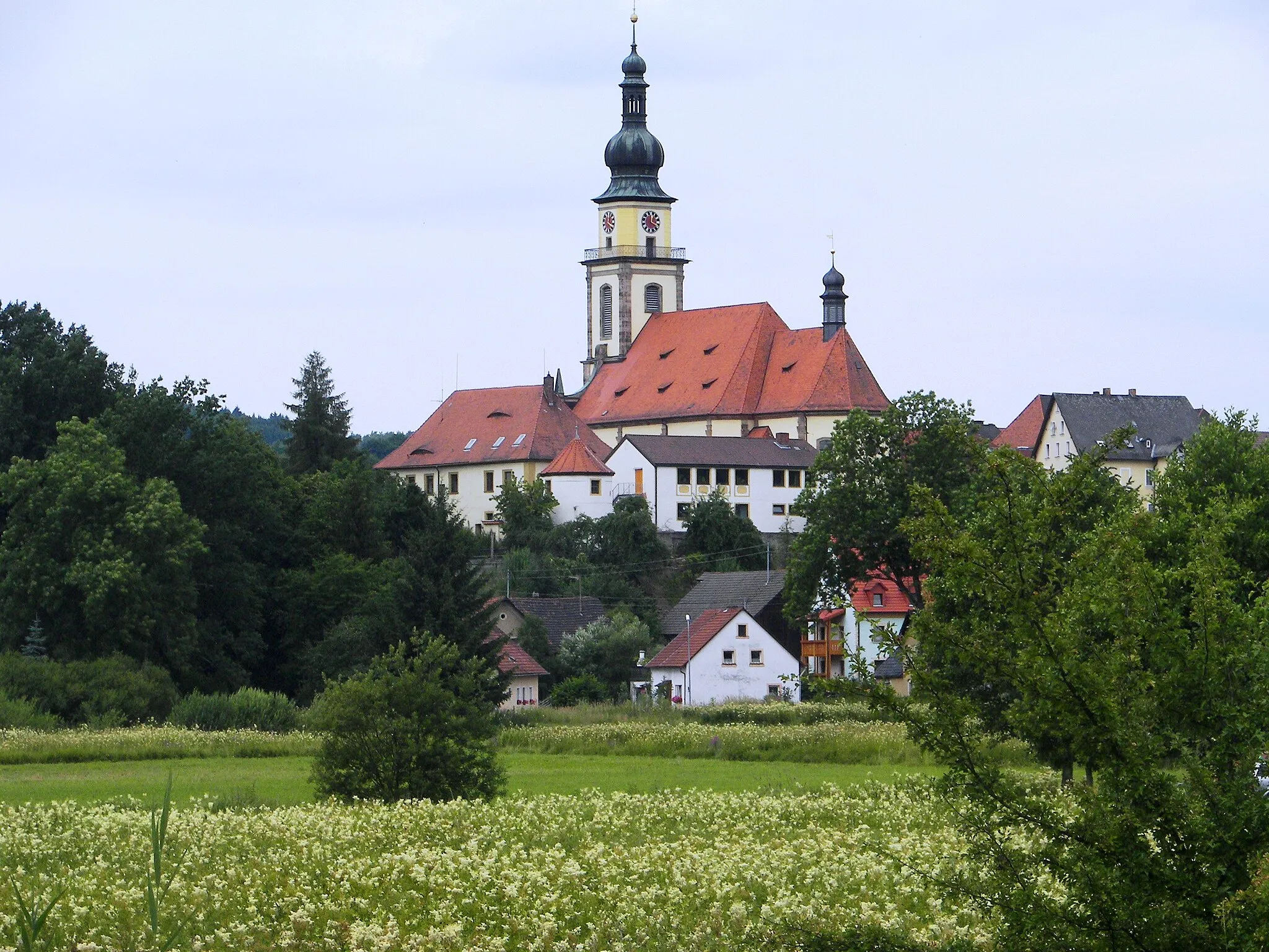 Photo showing: Kirche von Stadtsteinach, vom Freibad aus gesehen