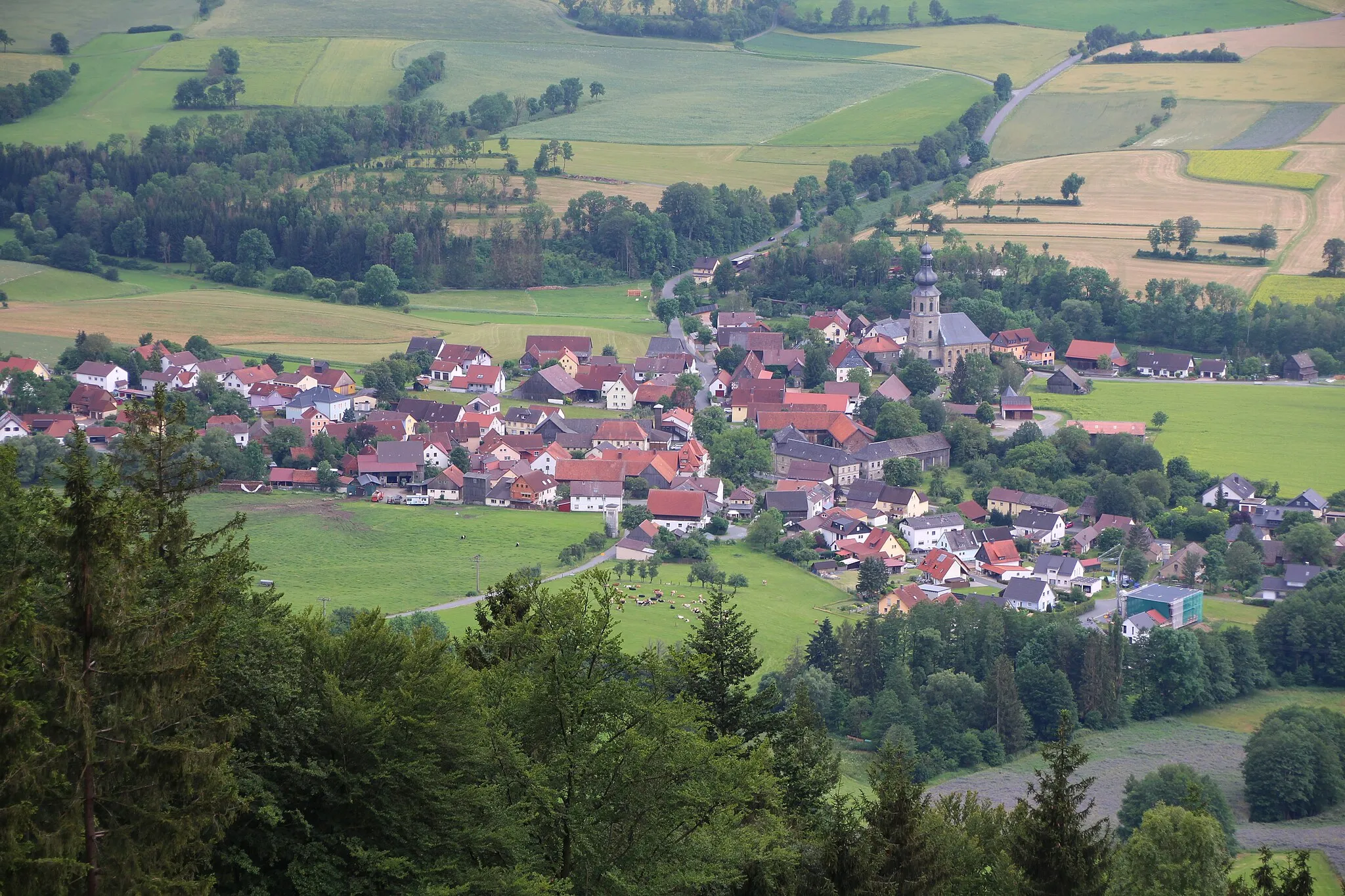 Photo showing: Seibelsdorf, Ortsteil von Marktrodach, von der Radspitze, vom Drachenflieger-Startplatz aus gesehen.