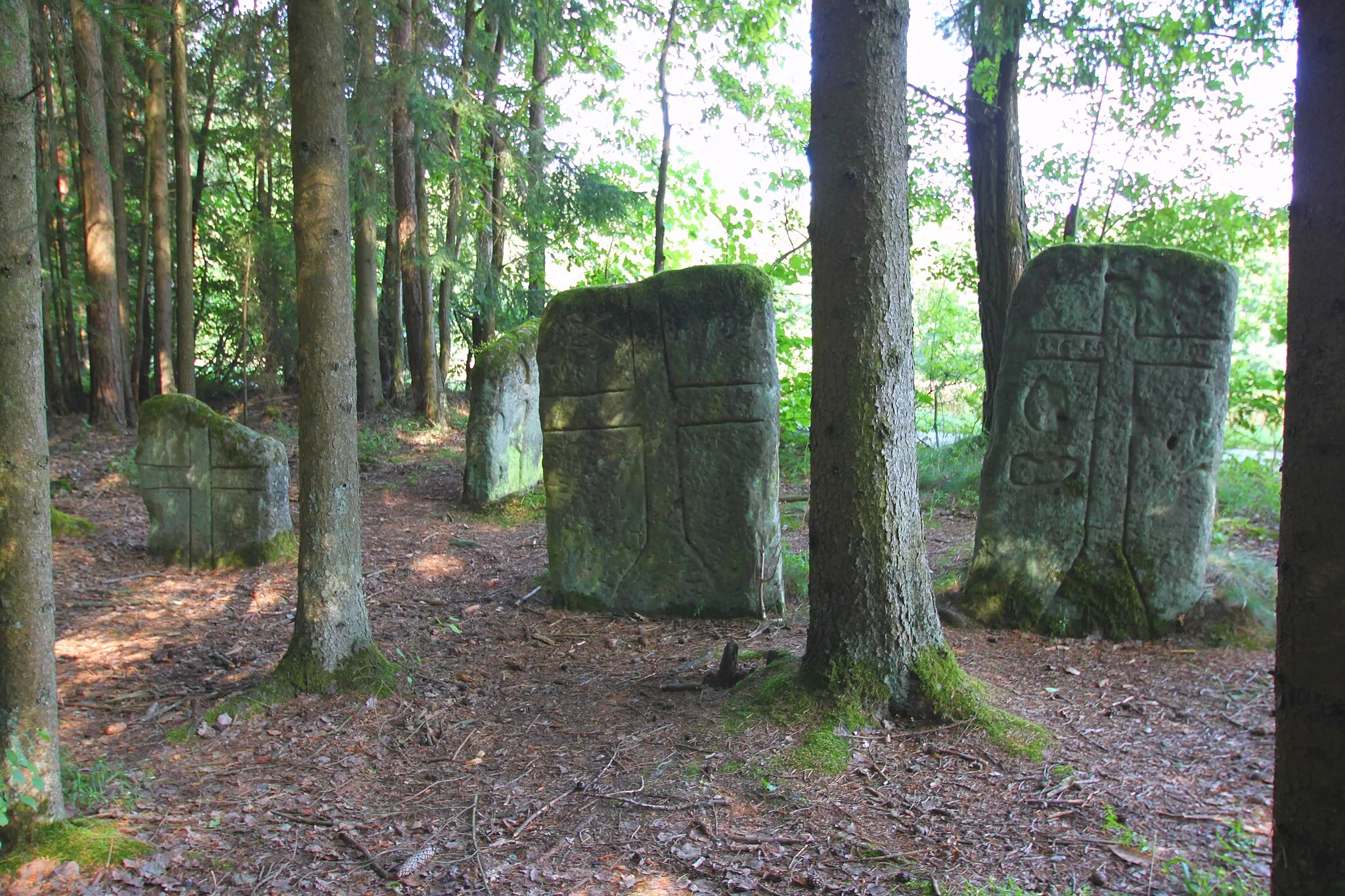 Photo showing: Vier Kreuzsteine am Waldrand circa 1 km südwestlich von Motschenbach an einem Fuhrweg nach Dörfles. Baudenkmal D-4-77-136-110