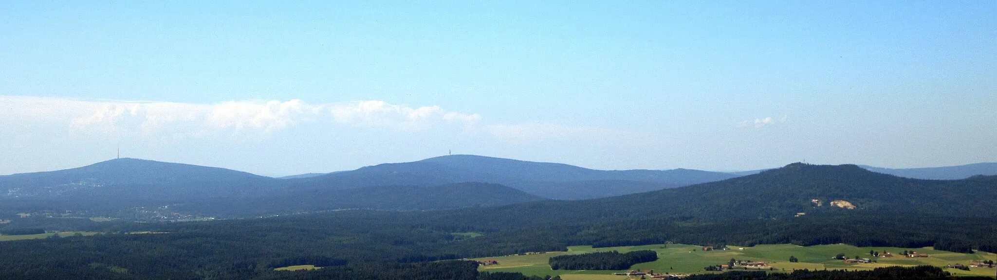 Photo showing: Fichtelgebirge central mountains Ochsenkopf, Schneeberg and Kösseine, view from Platte (Steinwald)