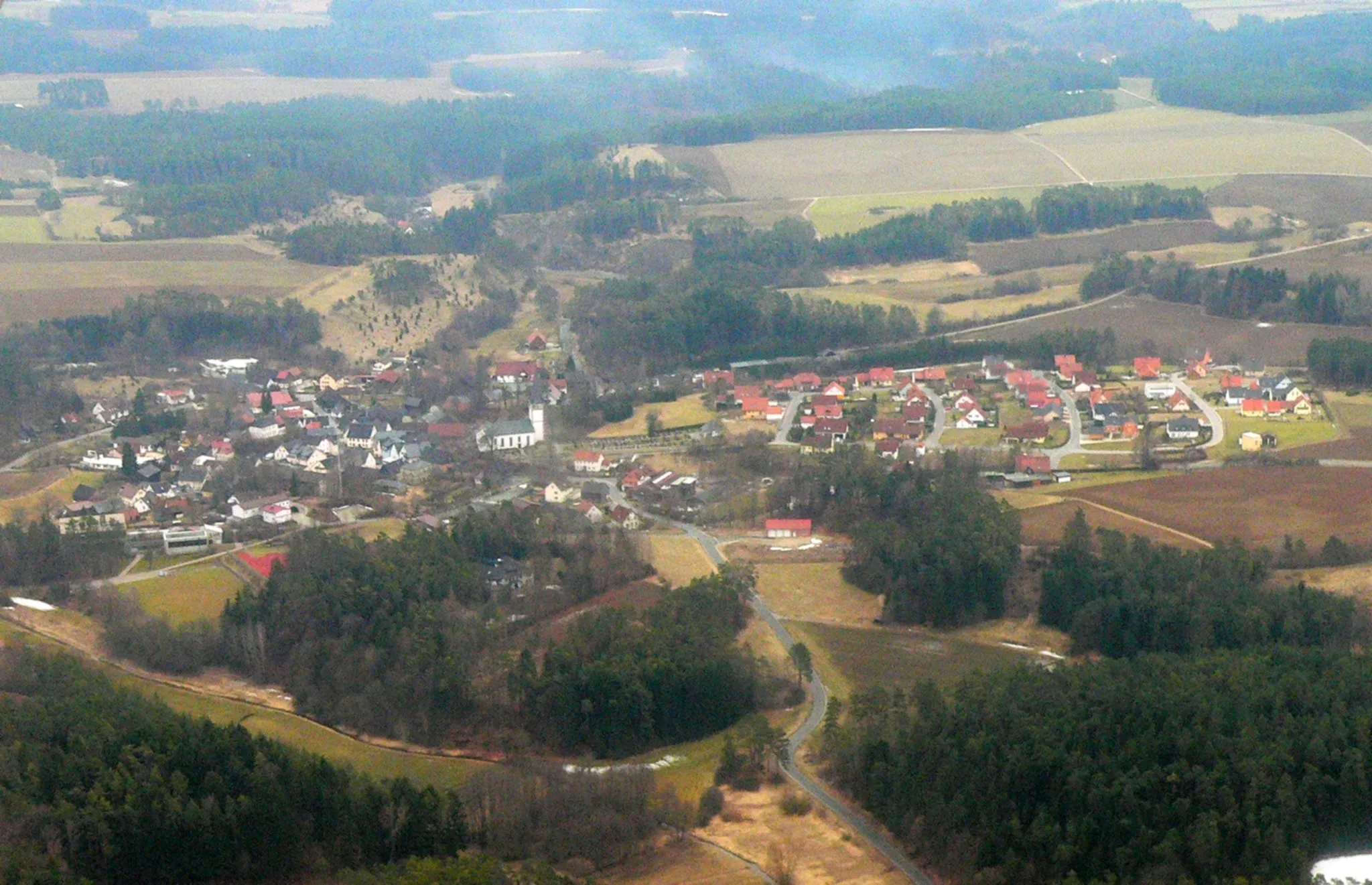 Photo showing: Gemeinde Wonsees, Landkreis Kulmbach, Fränkische Schweiz, Bayern; links im Hintergrund Teile des NSG „Wacholderhänge bei Wonsees“