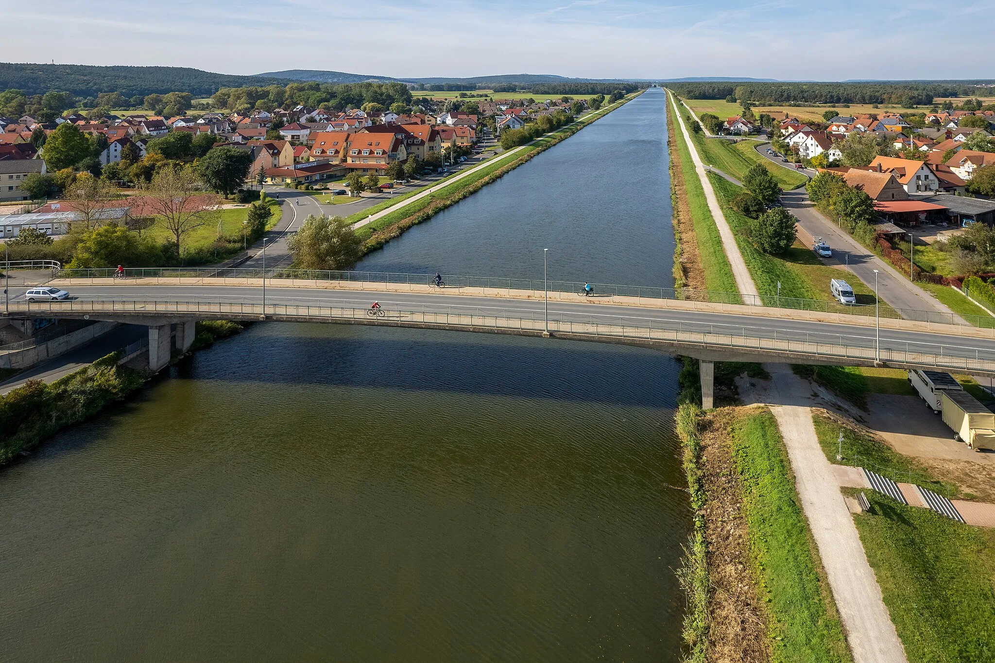 Photo showing: Aerial view of the bridge over the Main-Danube Canal in Hirschaid. View direction north towards Bamberg.