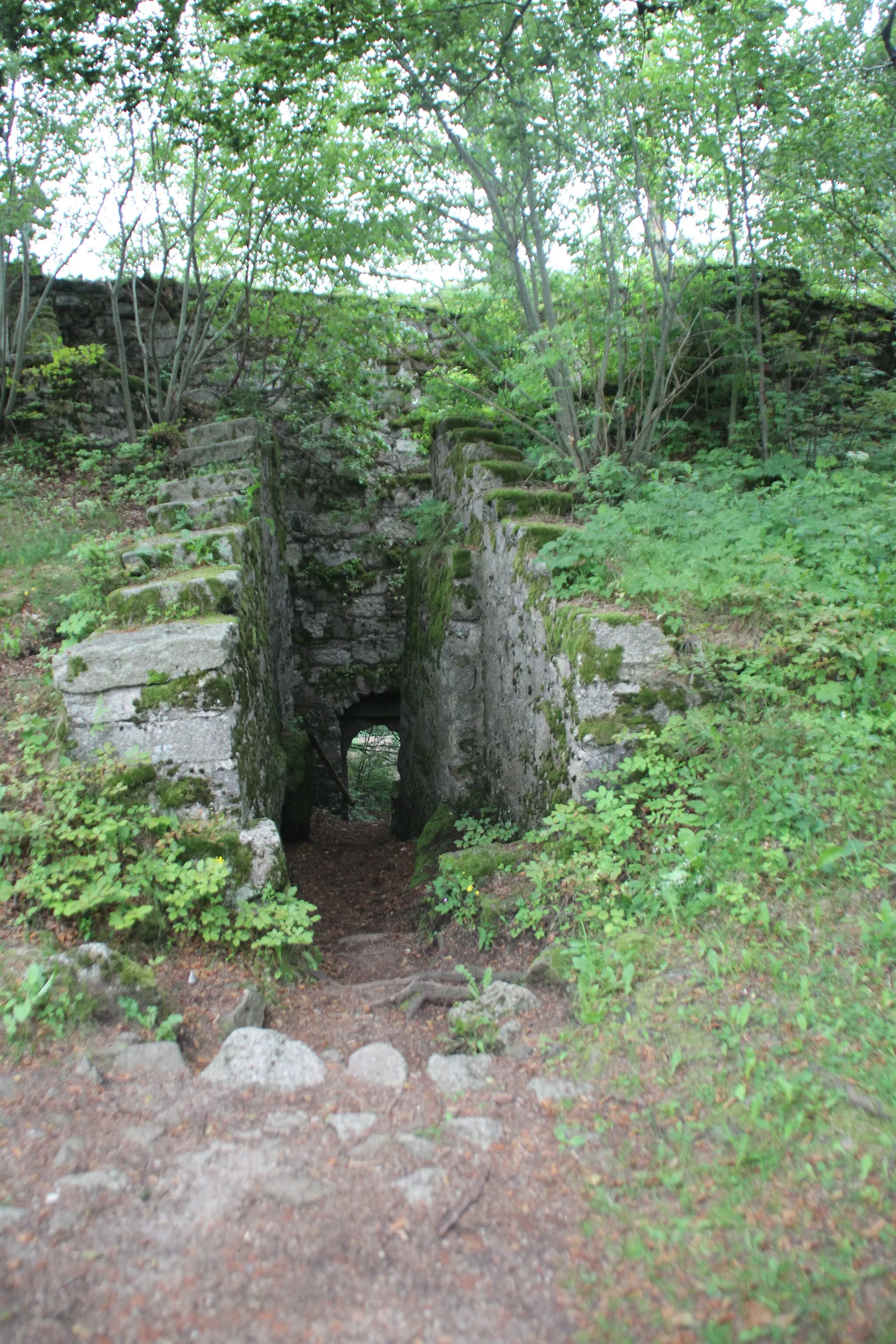 Photo showing: Das Rote Schloss, oder auch Waldsteinburg genannt, ist eine Burgruine auf dem Waldstein im nördlichen Fichtelgebirge in Bayern, Deutschland. Die Burg wurde 1350 erstmals erwähnt. Das Bild zeigt den Ausgang vom Innenhof.