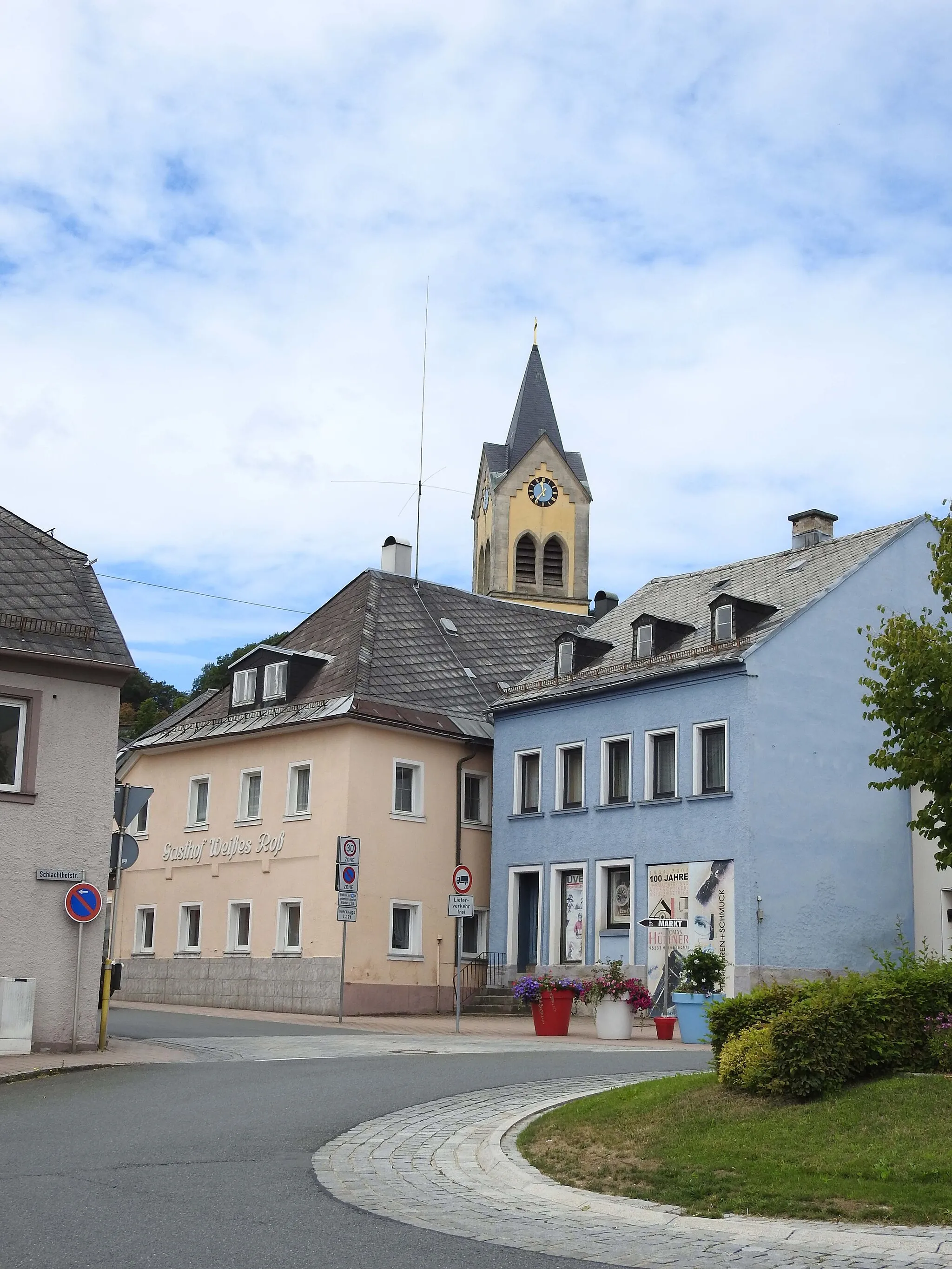 Photo showing: Hofer Straße mit Stadtpfarrkirche, Helmbrechts