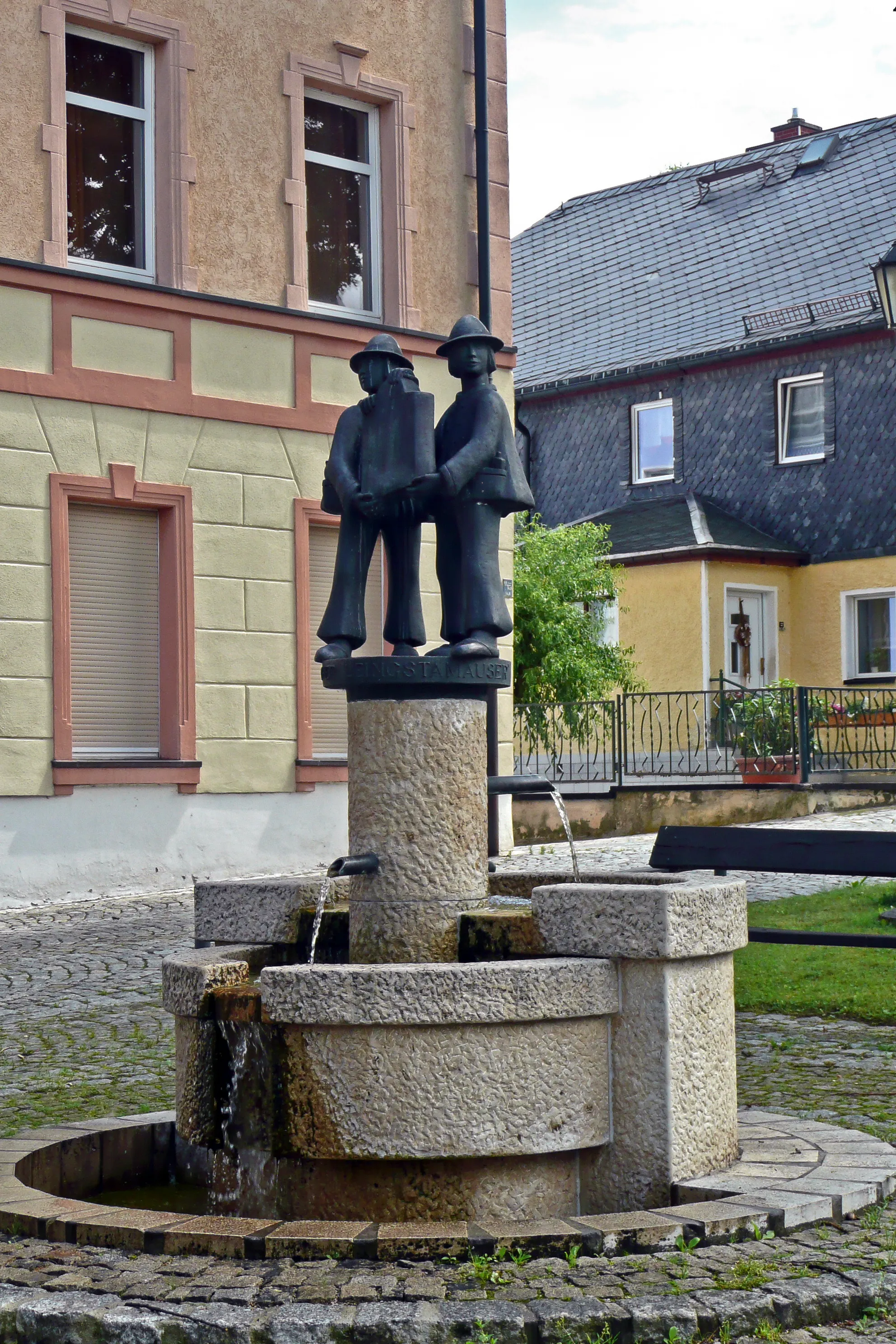 Photo showing: Der Ortsneckname der Einwohner von Harra ist "Harcher Leingstamauser". Der Brunnen auf dem Dorfplatz zeigt eine figürliche Interpretation.