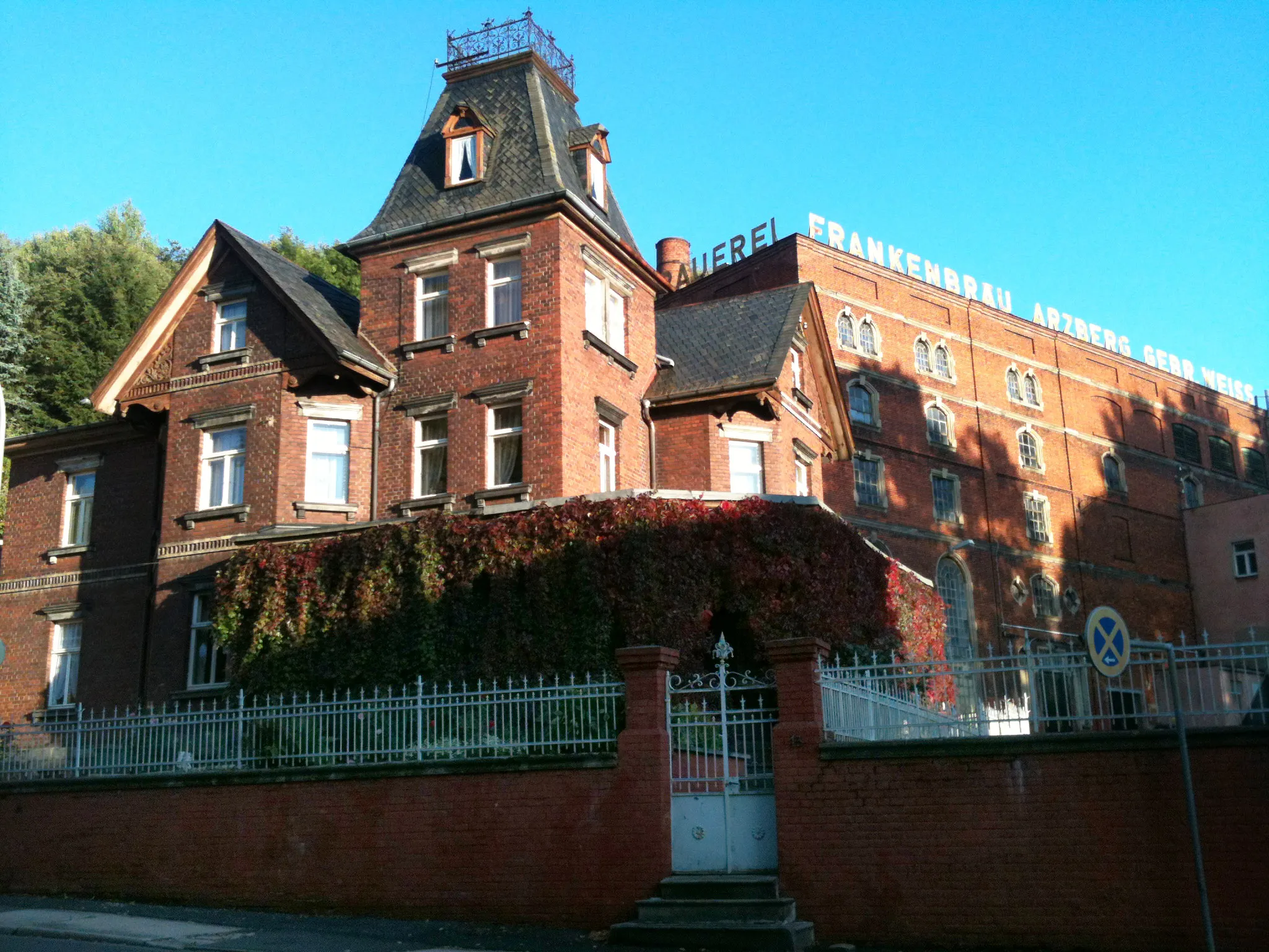 Photo showing: Brauerei Frankenbräu, Rohziegelbau mit barock-klassizistischen Formelementen; zugehörige Villa, Rohziegelbau mit Turm und Holzlaube, um 1905; Einfriedung.