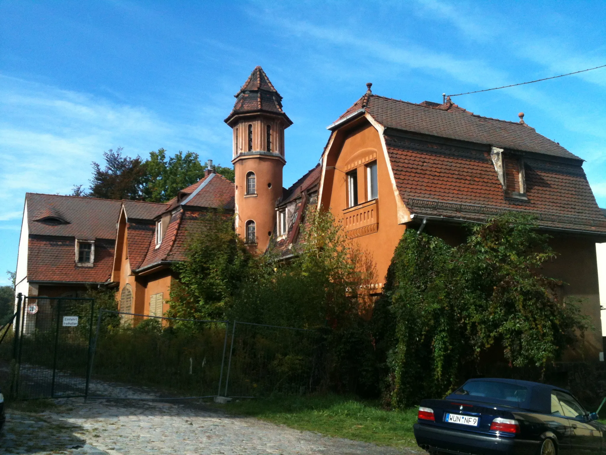 Photo showing: Ehemaliges Taubenhaus, Gruppe eingeschossiger Mansarddachbauten mit Rundtürmchen, 1920er Jahre.