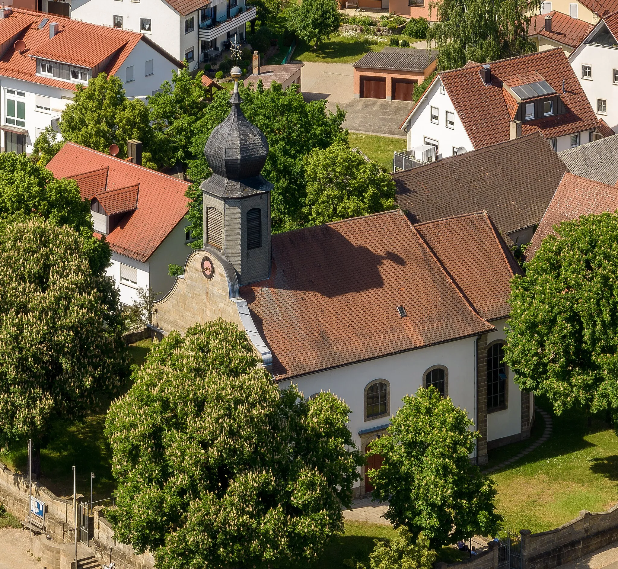 Photo showing: St. Laurentius church in Strullendorf, aerial view