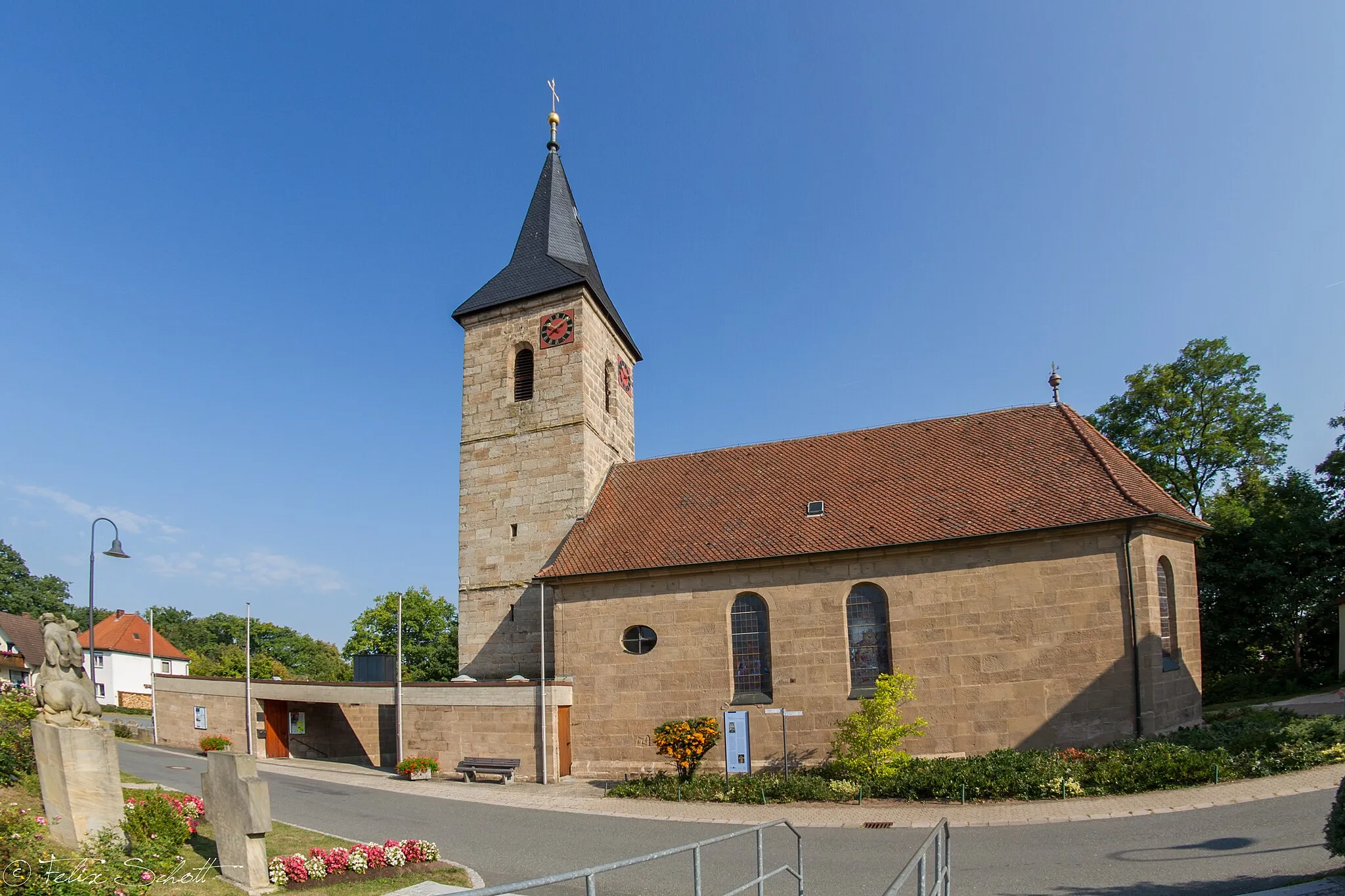 Photo showing: Katholische Pfarrkirche St. Wolfgang, Saalkirche mit dreiseitig geschlossenem und mit den Langhauswänden fluchtendem Chor, Sandsteinquaderbau mit Satteldach, Westturm mit Spitzhelm, spätgotische Anlage von 1468, Ausbau 1726-29, Turmhelm 1865-66; mit Ausstattung.