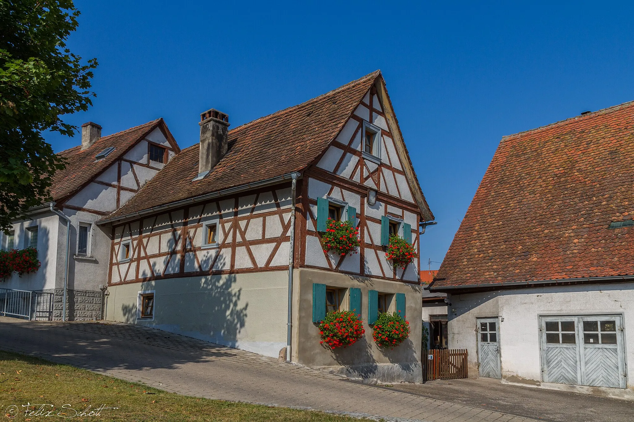 Photo showing: Bauernhaus, zweigeschossiger Satteldachbau, Erdgeschoss massiv verputzt, Obergeschoss in Fachwerk, 1717.