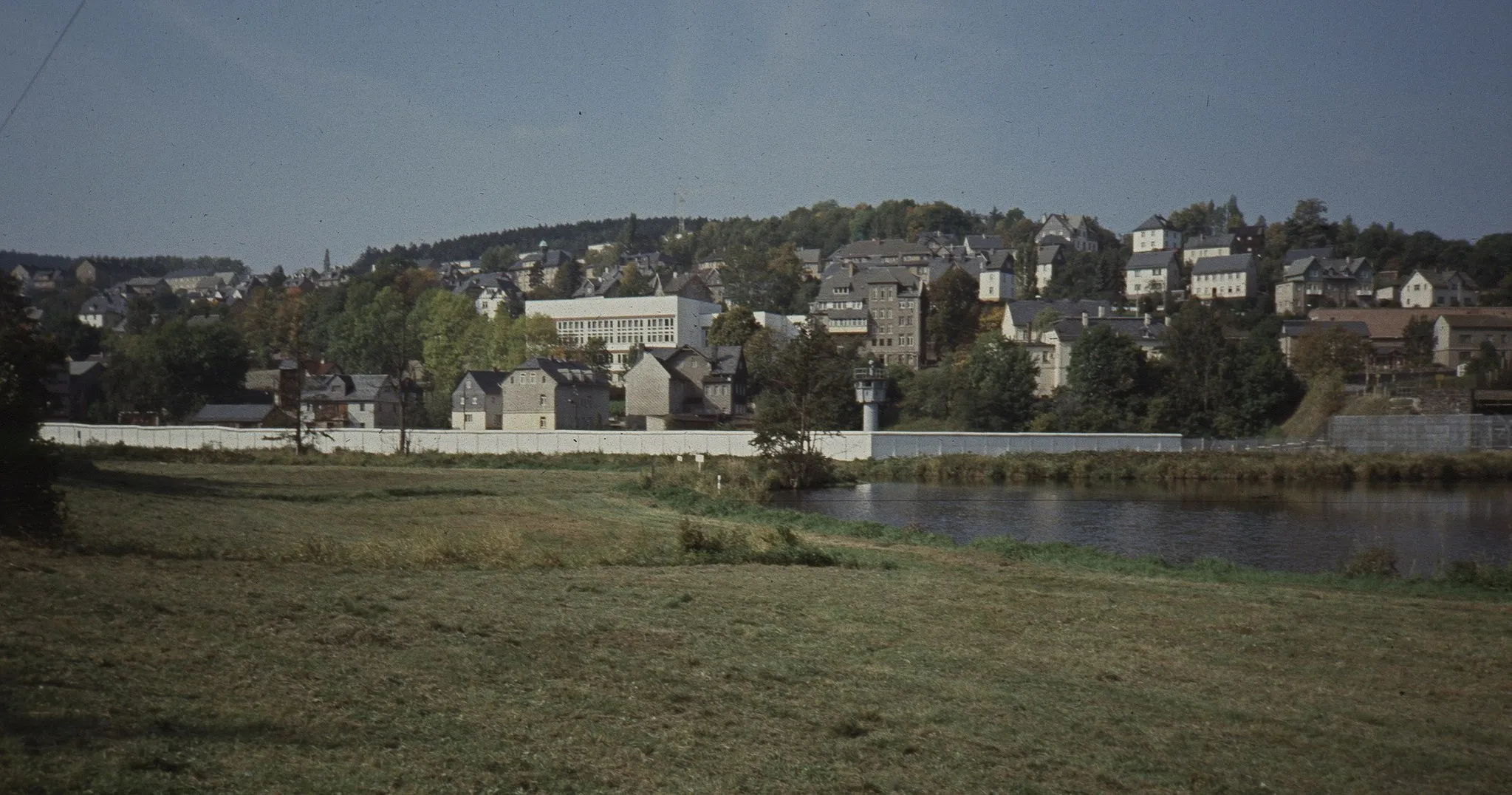 Photo showing: Blankenstein (Thüringen) mit Grenzanlagen, der Fotograf stand in Bayern, die abgebildeten Gebäude befanden sich im Bezirk Gera, DDR