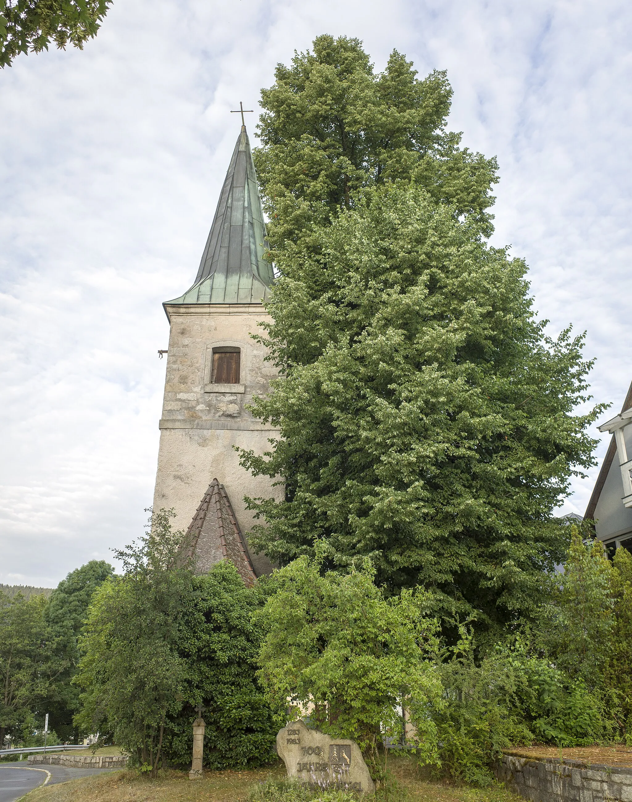 Photo showing: Kriegergedächtniskapelle in Mehlmeisel, Sandsteinquaderbau mit Spitzhelm, der eingezogene Chor mit Walmdach, aus Turm der ehemaligen Kirche erbaut, bezeichnet mit „1840“. Daneben die verbliebene Linde des Naturdenkmals "2 Ortslinden".
