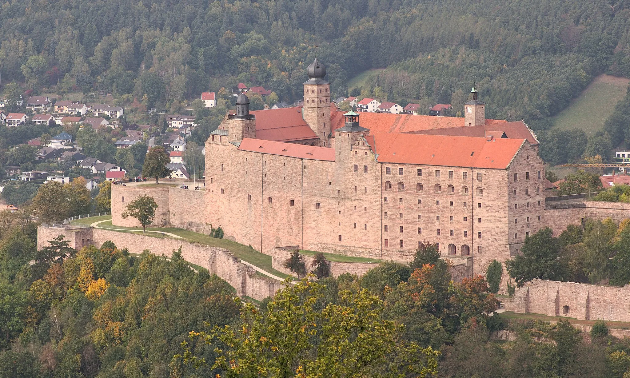 Photo showing: The Plassenburg in Kulmbach, Germany, south-eastern view as seen from the Rehturm.