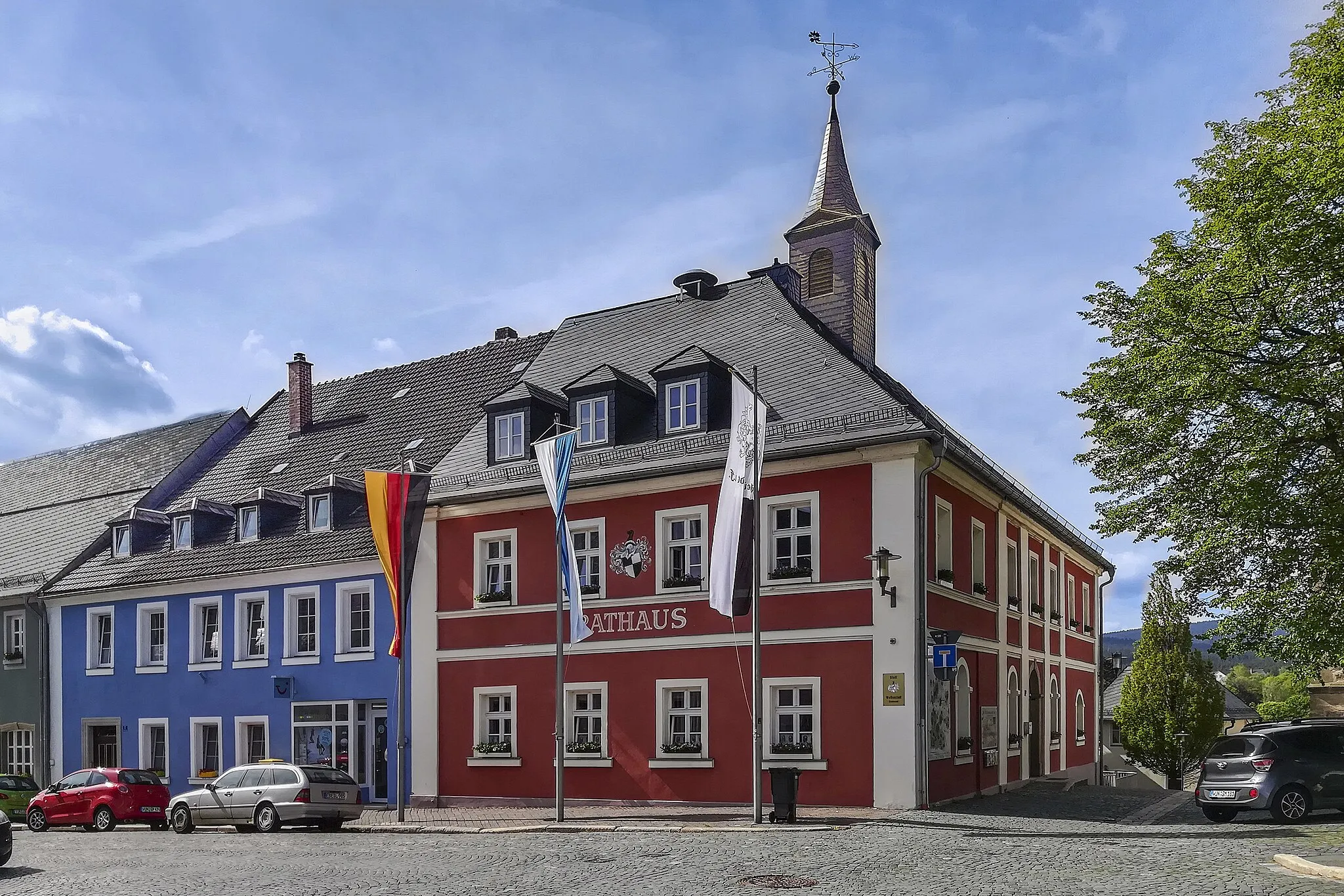 Photo showing: Zweigeschossiger Bau mit Lisenengliederung, abgewalmtes Schieferdach mit Dachreiter, 1828 begonnen nach Plänen von Johann Andreas Ritter, mit Ausstattung.