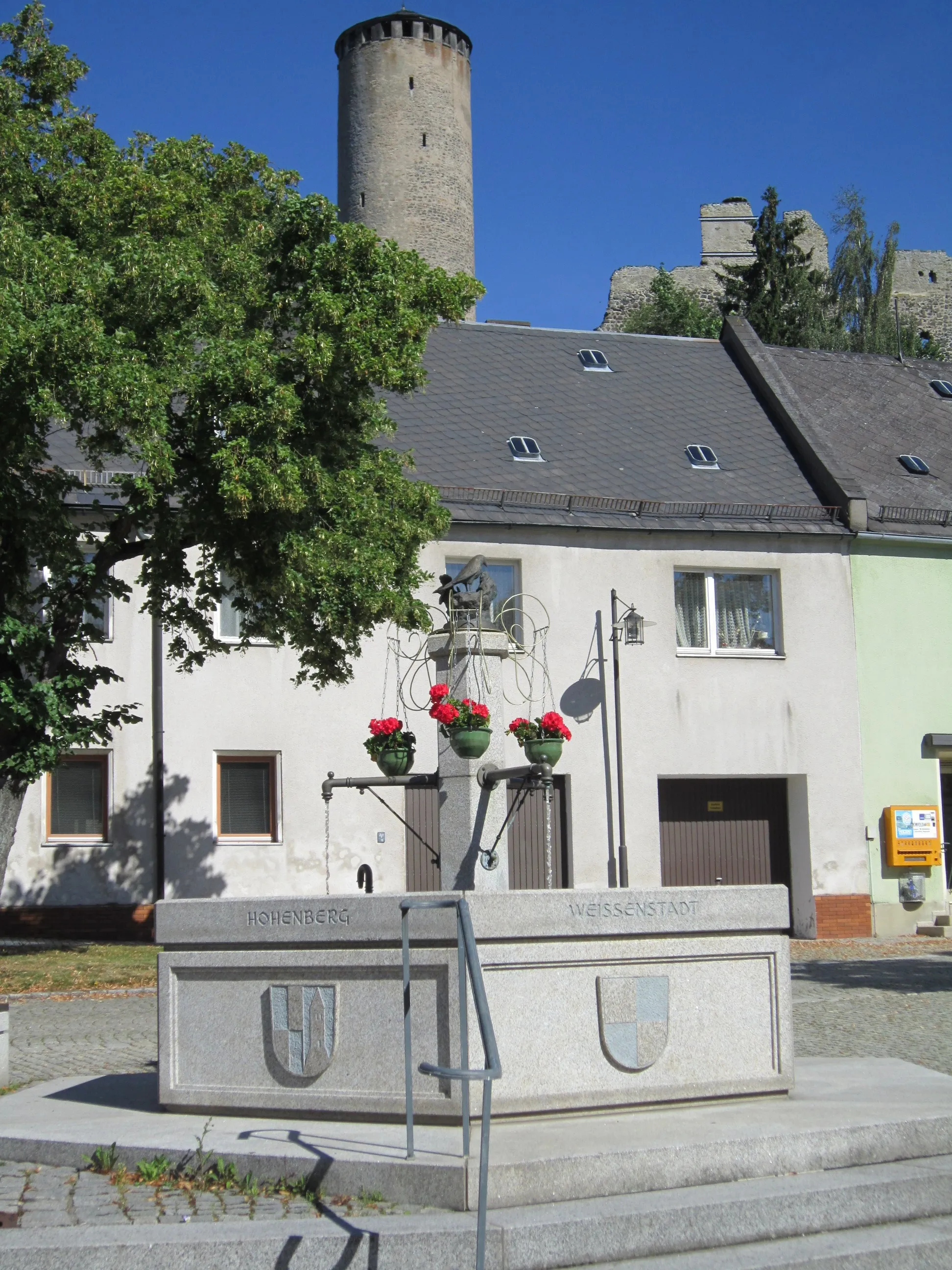 Photo showing: Spring "Sechsämter-Brunnen" in Thierstein; in the background the tower of Thierstein Castle