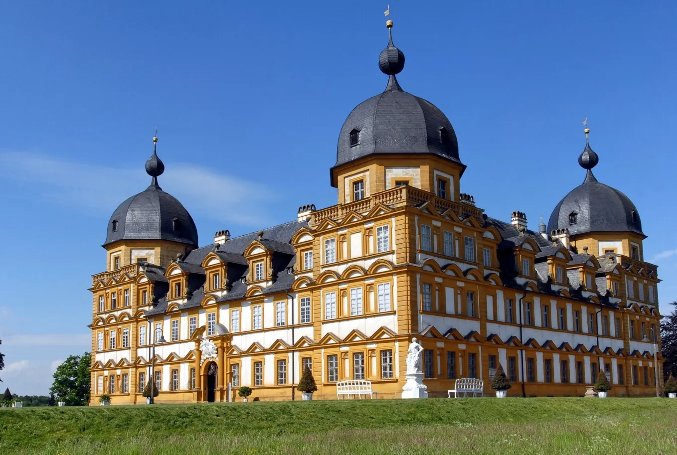 Photo showing: castle "Schloss Seehof")