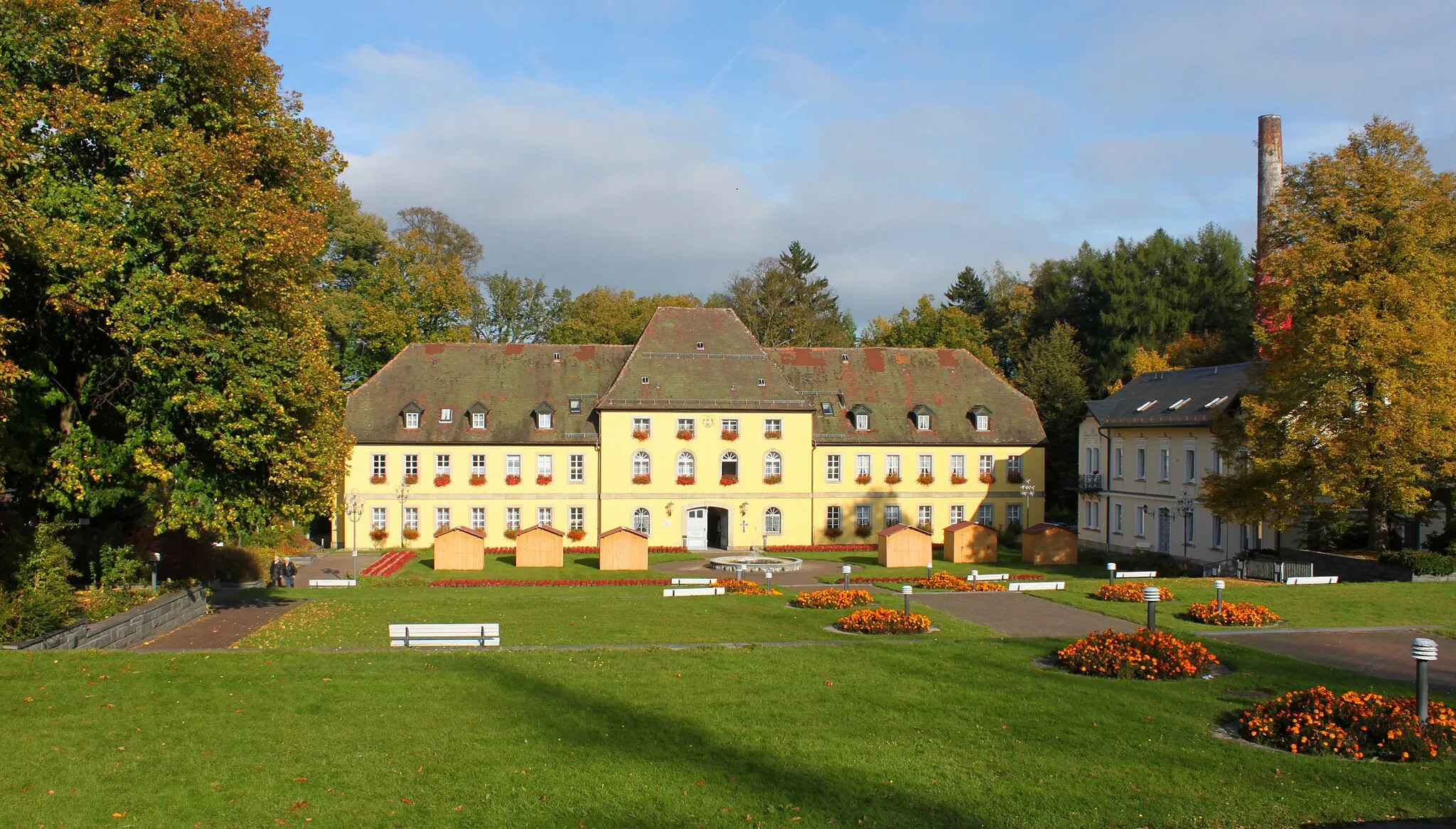 Photo showing: Das Schloss Alexandersbad ist gar kein richtiges Schloss, denn es wurde gewissermaßen als Hotel zur Unterbringung von Kurgästen erbaut