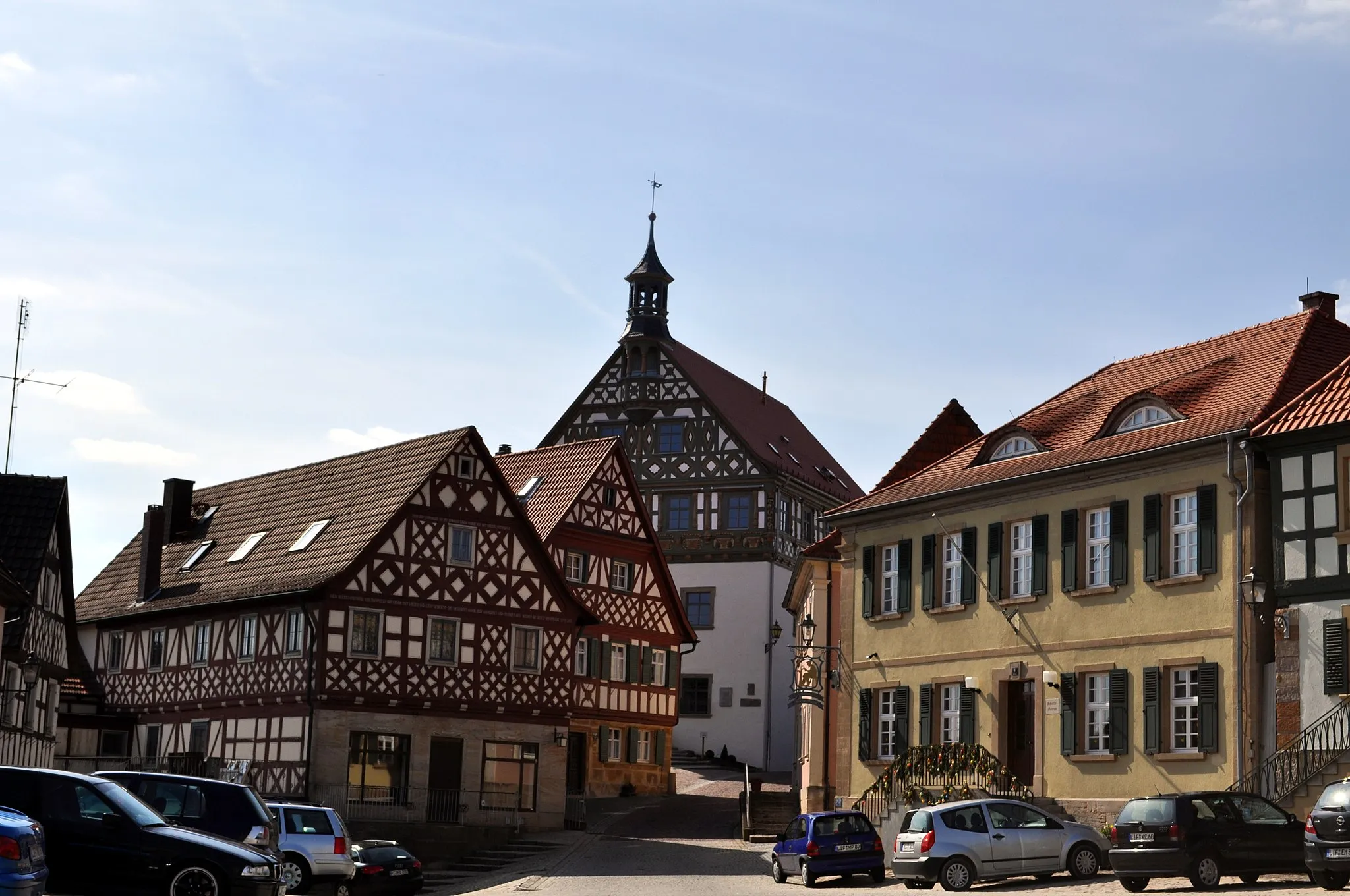Photo showing: Rathaus (Hintergrund), Schustermuseum (rechts) und zwei historische Fachwerkhäuser auf dem Marktplatz
