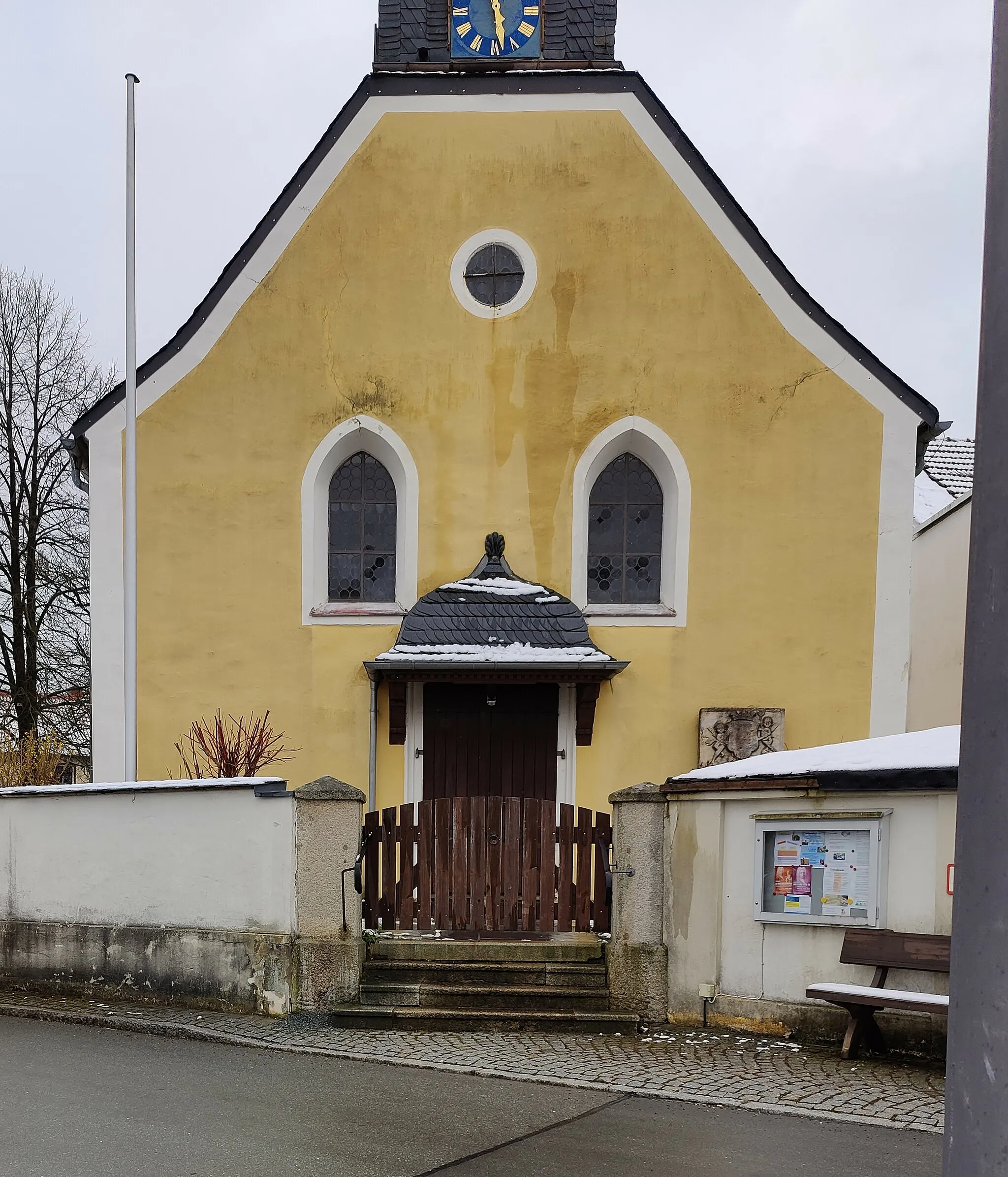 Photo showing: Evangelisch-lutherische St.-Peter-und-Paul-Kirche Döhlau, Landkreis Hof, Oberfranken, Bayern, Deutschland