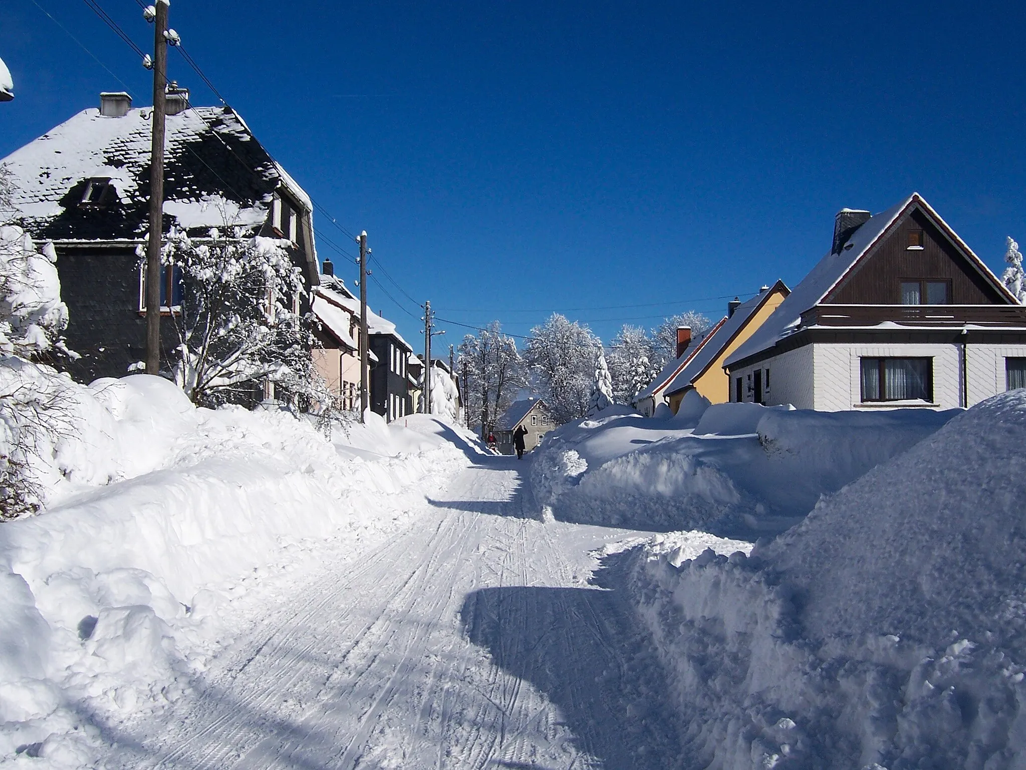 Photo showing: Nach den starken Schneefällen der vergangenen Wochen wurde der Einsatz des Schneepflugs im Februar 2010 zunehmend schwieriger, da die Straßenränder bereits vollkommen zugeschoben waren. Daher mussten einige Straßen mit der Schneefräse geräumt werden.