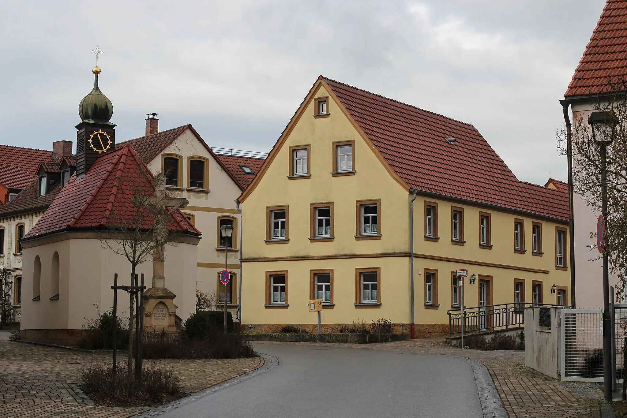 Photo showing: Der Ortskern Rattelsdorf-Höfen im Februar 2023 (links die Marienkapelle, in der Mitte das Dorfgemeinschaftshaus)