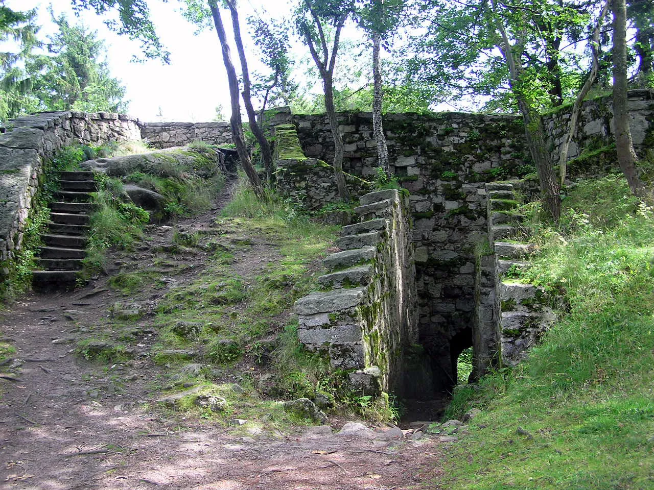 Photo showing: Description: Großer Waldstein, Innenhof Rotes Schloss

Source: selbst fotografiert
Date: 19. August 2005
Author: Schubbay