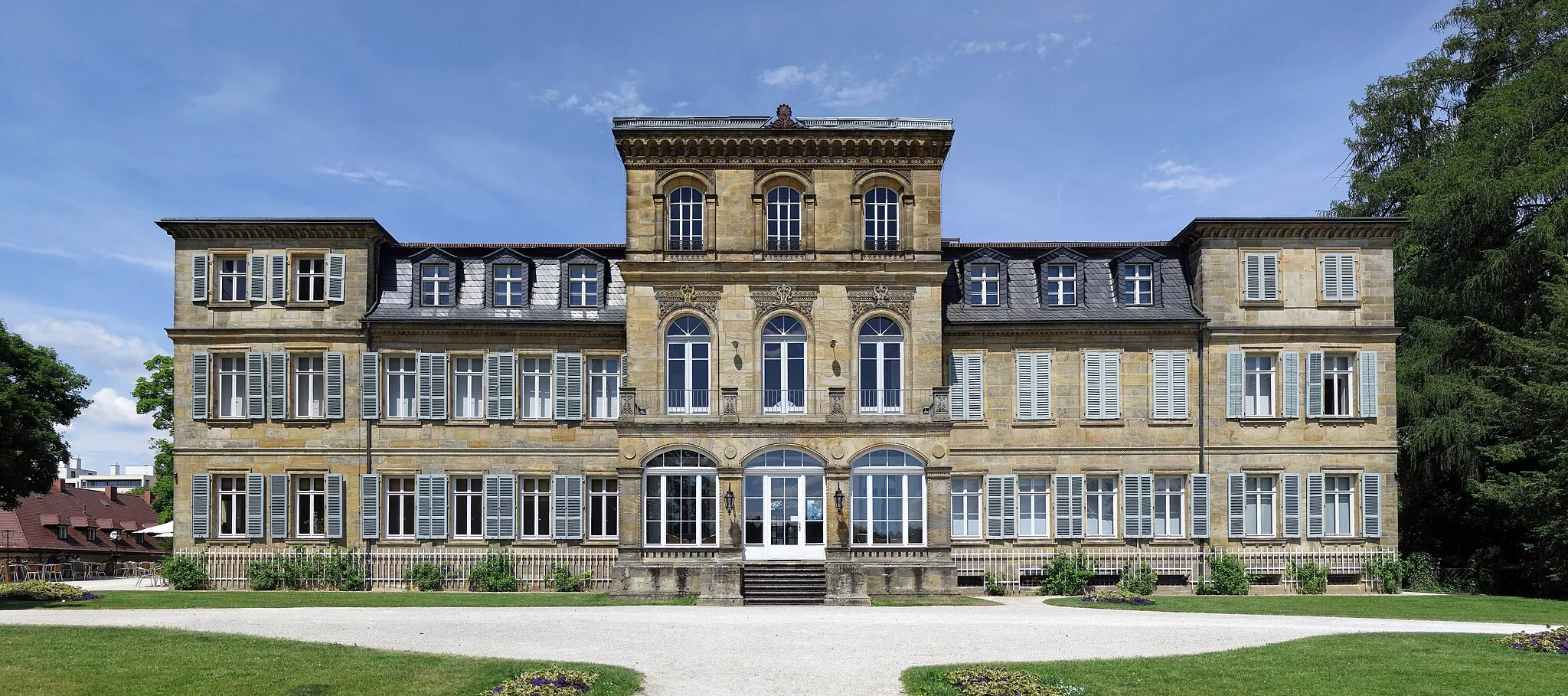 Photo showing: Das Schloss Fantaisie (südliche Seite, Parkseite) steht etwa fünf Kilometer von Bayreuth, in Eckersdorf-Donndorf. Erbaut wurde das Schloss von 1761 bis 1765. 1850/52 wurde es in seiner noch heute bestehenden Form umgebaut. Im Schlossgebäude befindet sich das im Jahr 2000 eingerichtete, erste Gartenkunstmuseum Deutschlands. Betreut wird das Schloss von der Bayerischen Schlösserverwaltung.