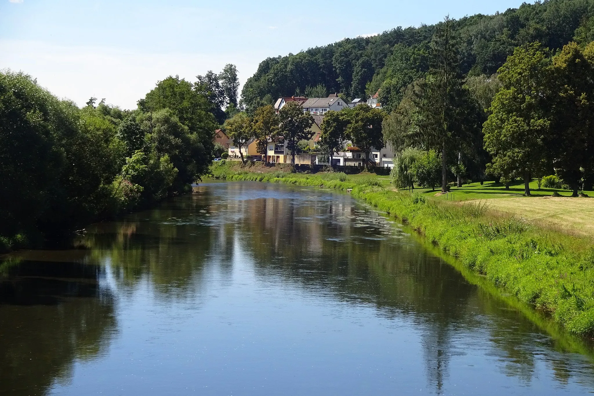 Photo showing: The Main photographed from Mainradweg-bridge at Schwürbitz a district of Michelau.
