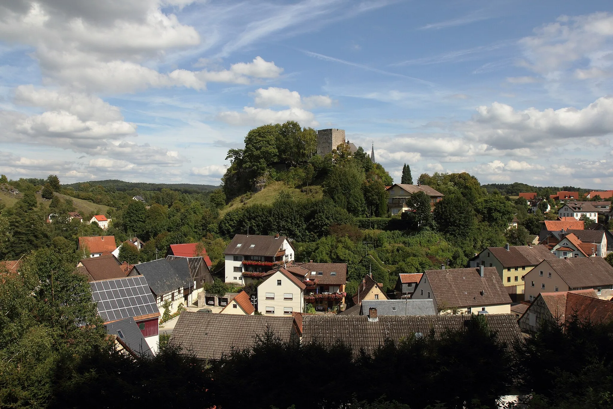 Photo showing: Burg Thuisbrunn - Ansicht der Ruine mit dem Bergfried aus westlicher Richtung
